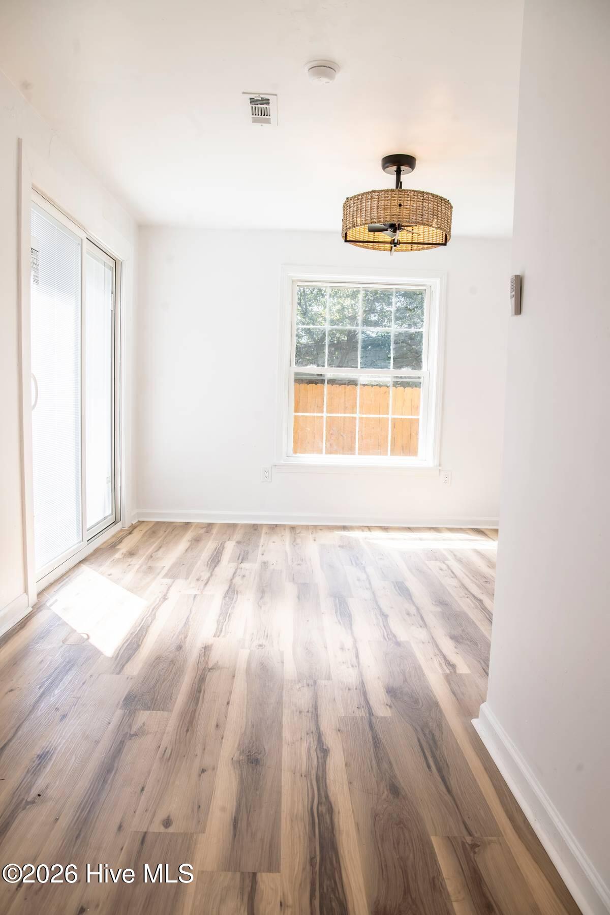 100568103 | Photo 16