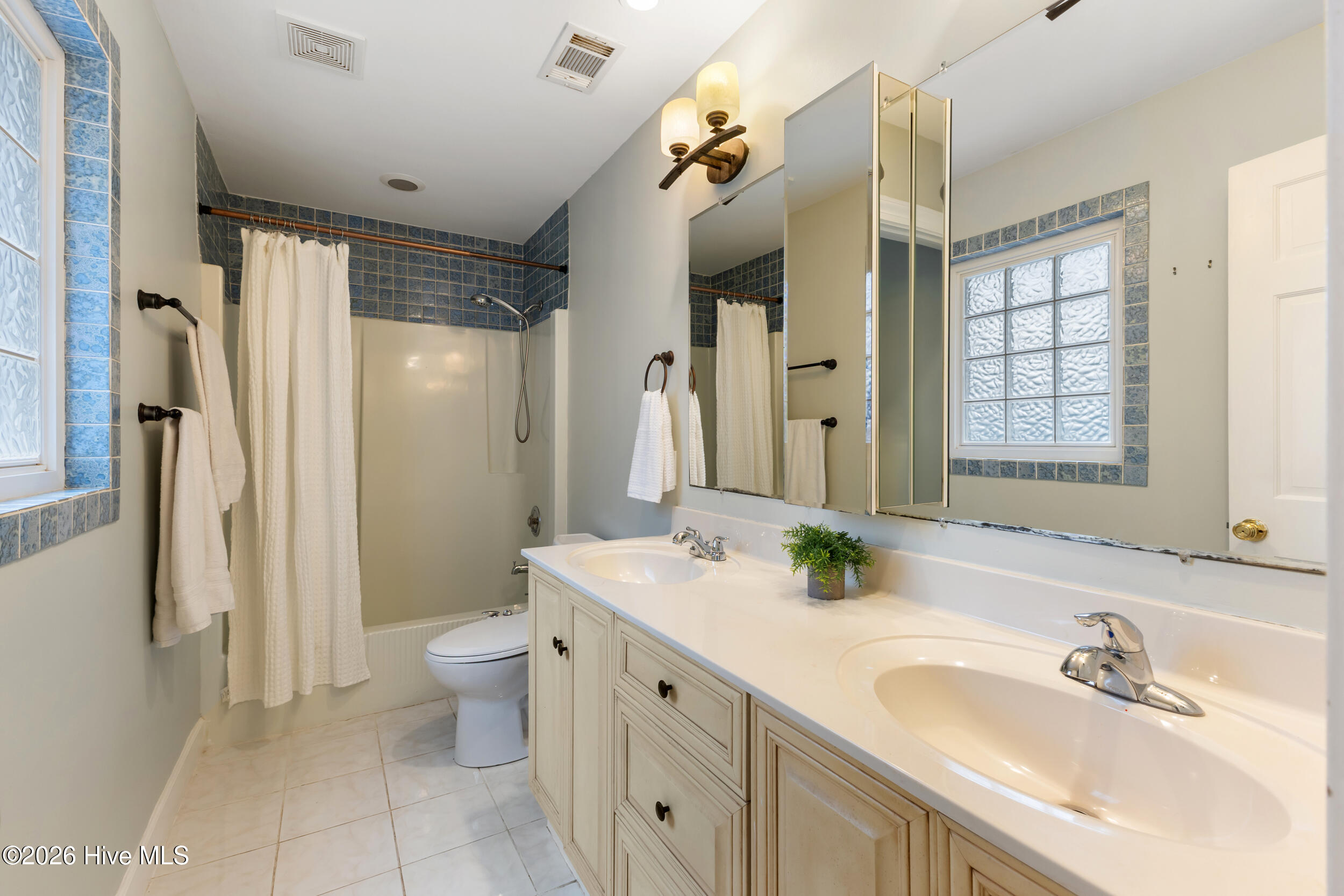 100588281 | Photo 27
