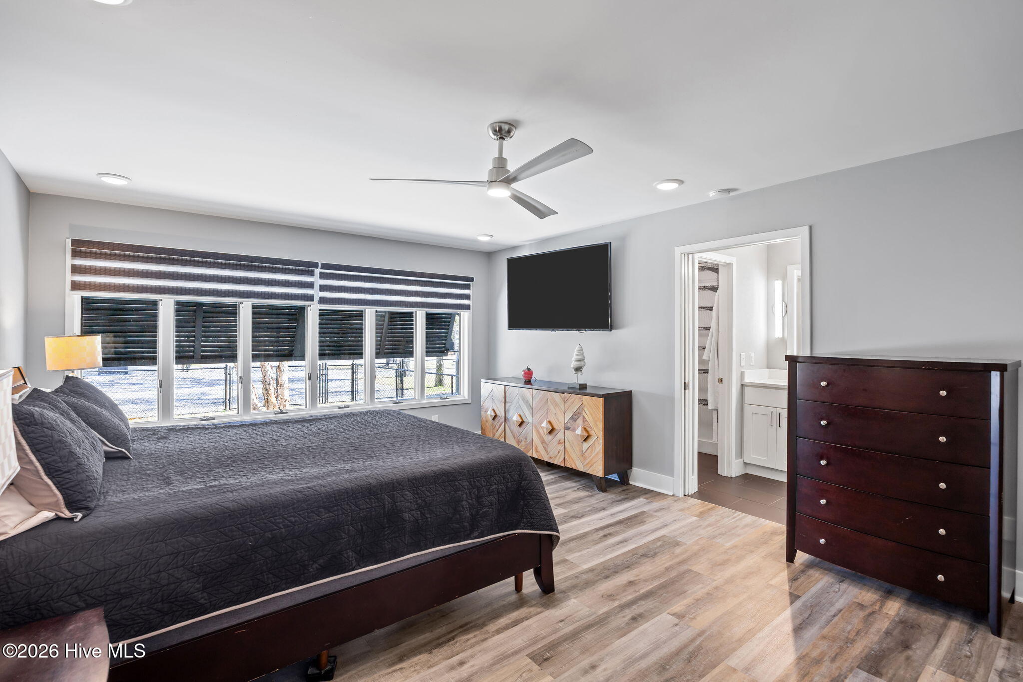 100560394 | Photo 33