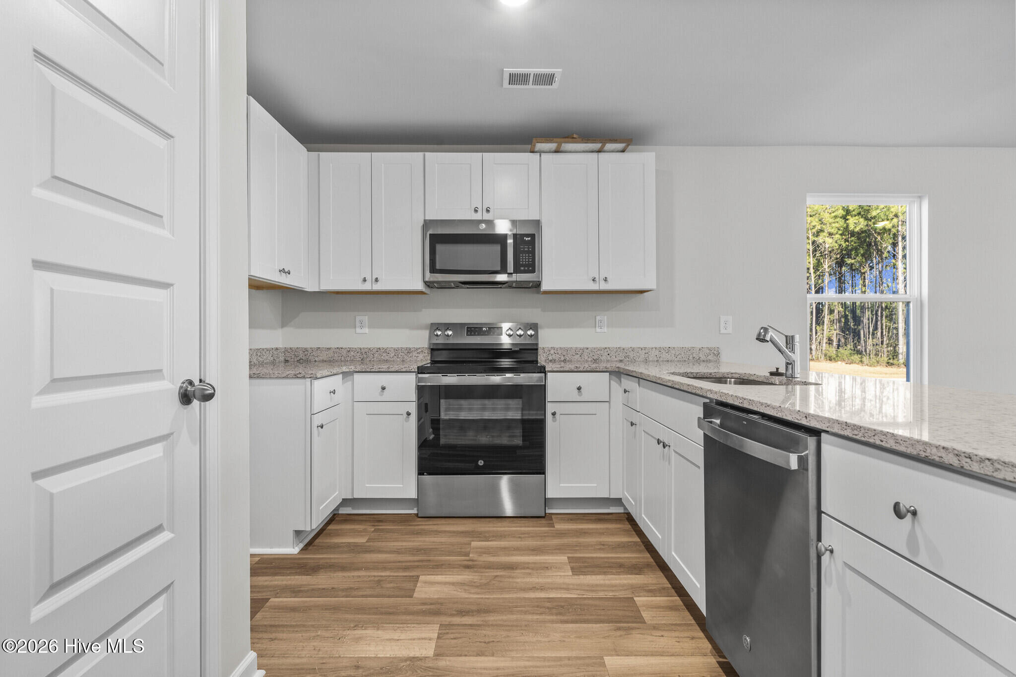 100545788 | Photo 12