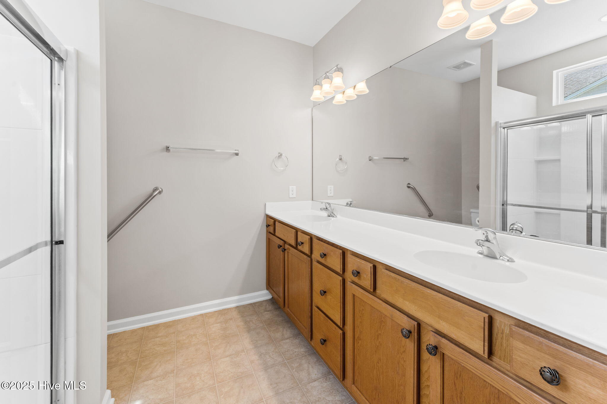 100520190 | Photo 37