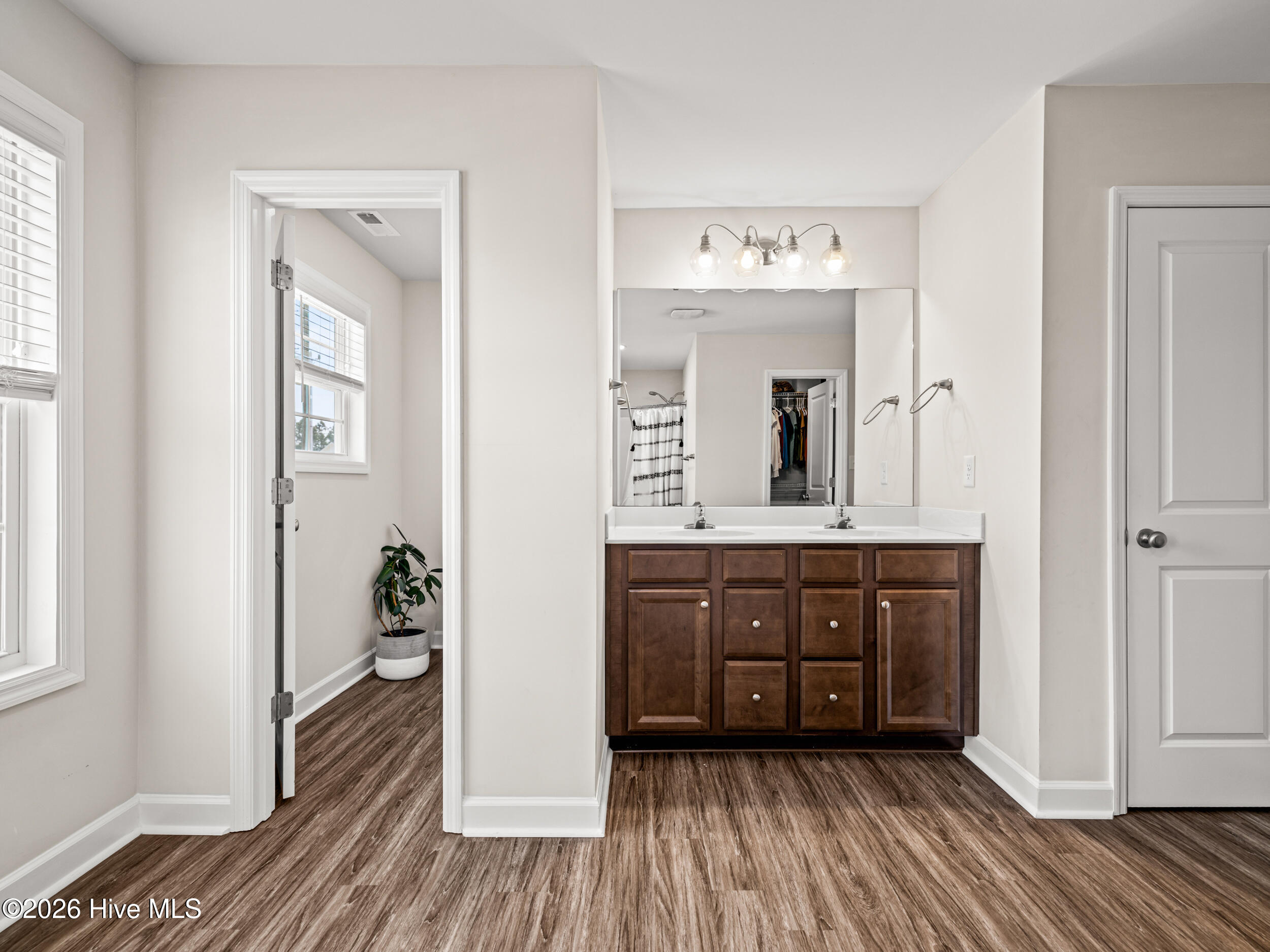 100565211 | Photo 39