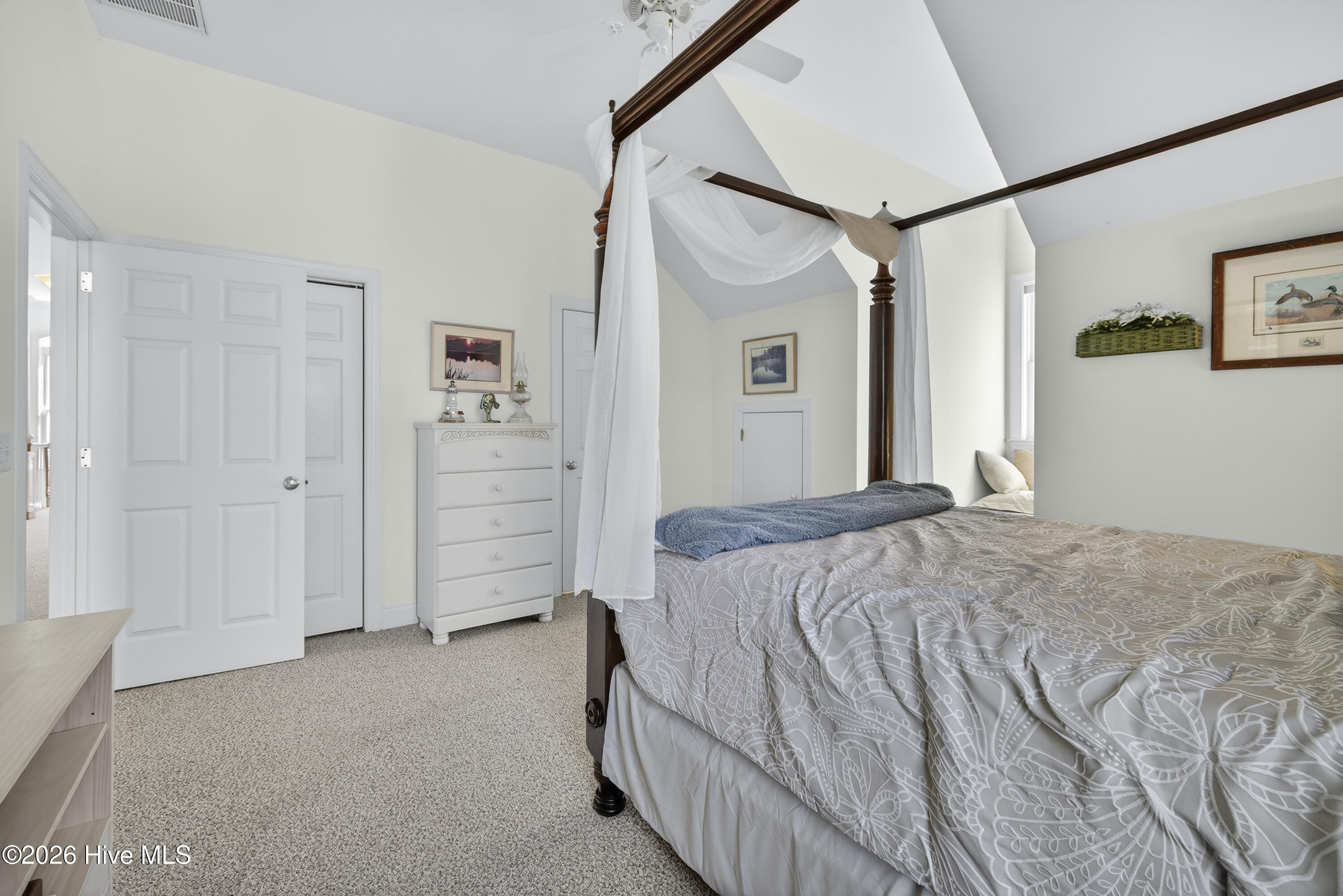 100561189 | Photo 56