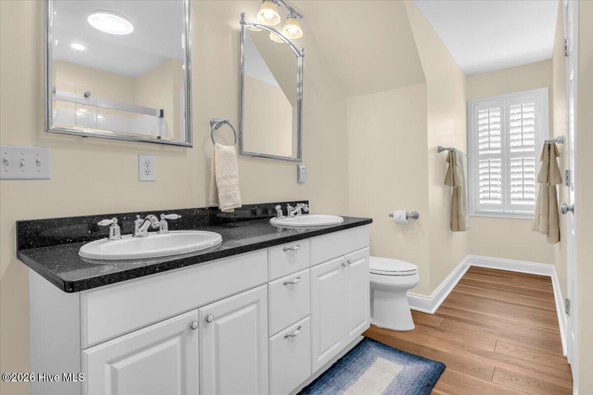 100567087 | Photo 64