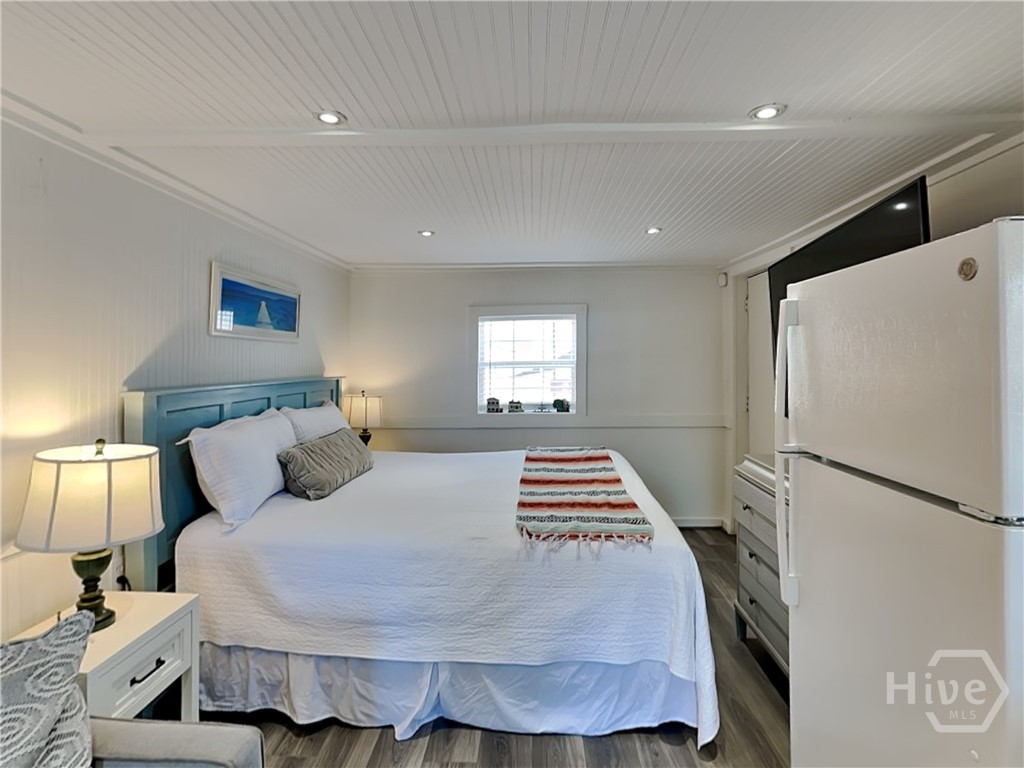 Separate space with private entrance, great for guests or possible STR with appropriate licensing after 1/1/27