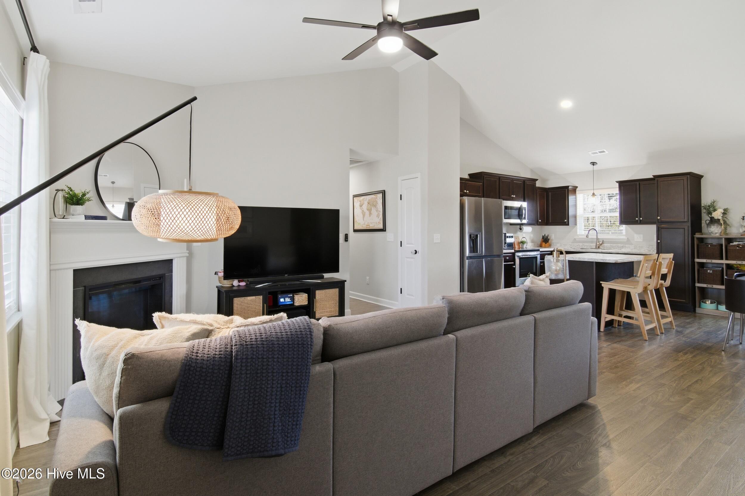 100553402 | Photo 11