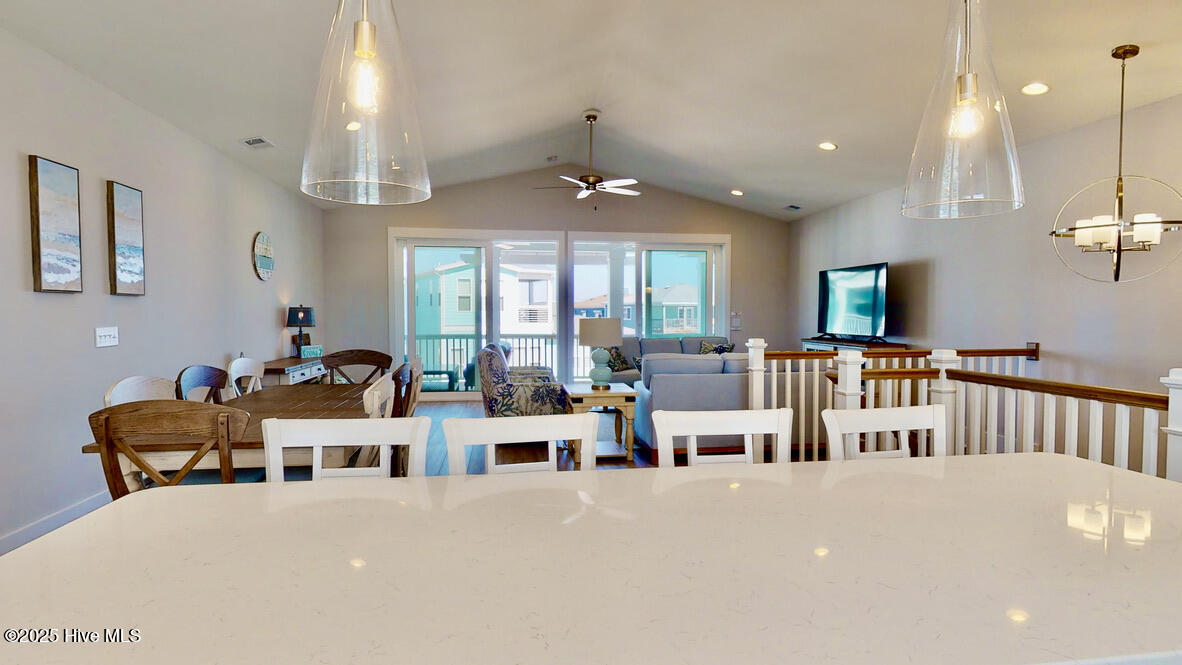 100526180 | Photo 10