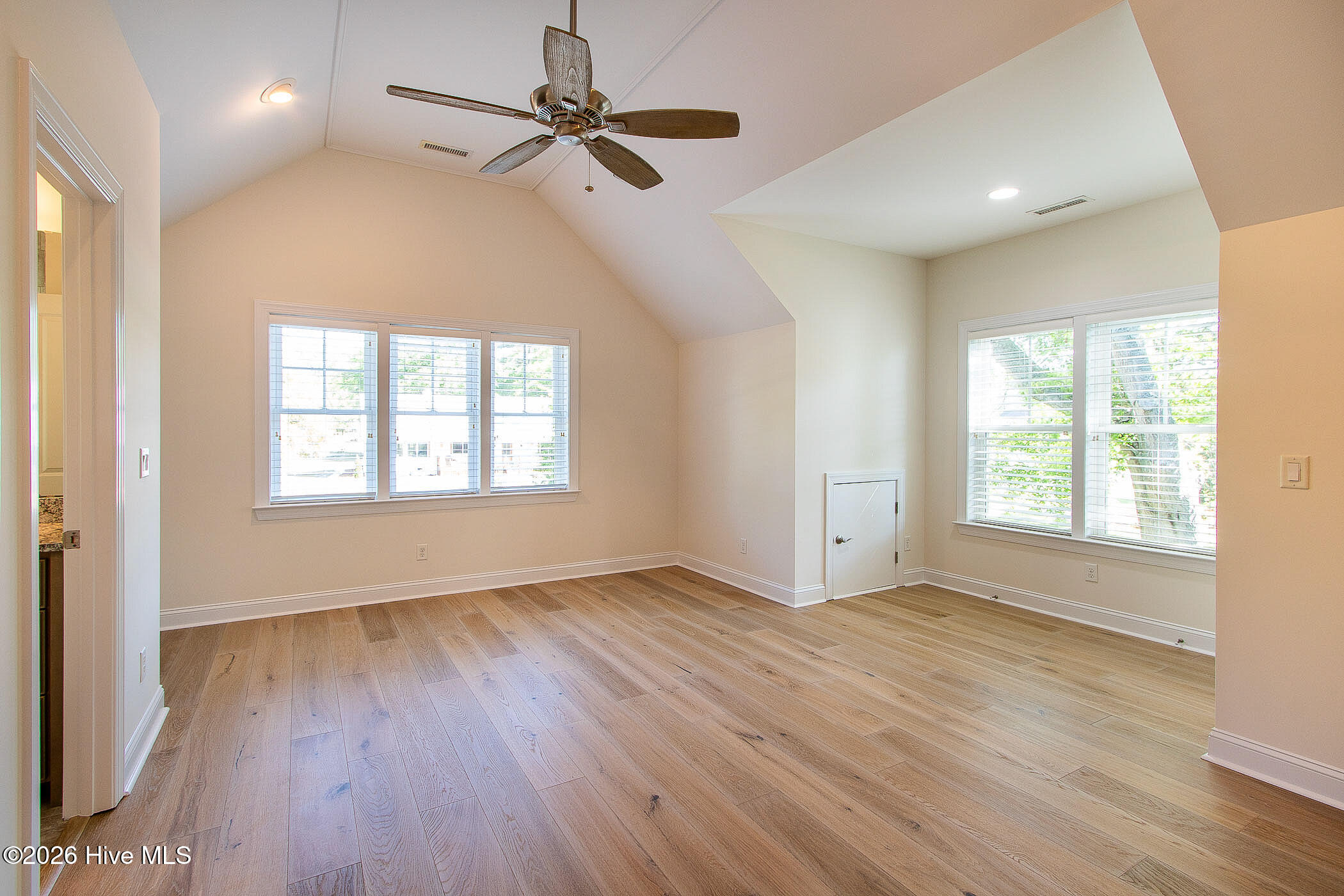 100568588 | Photo 37