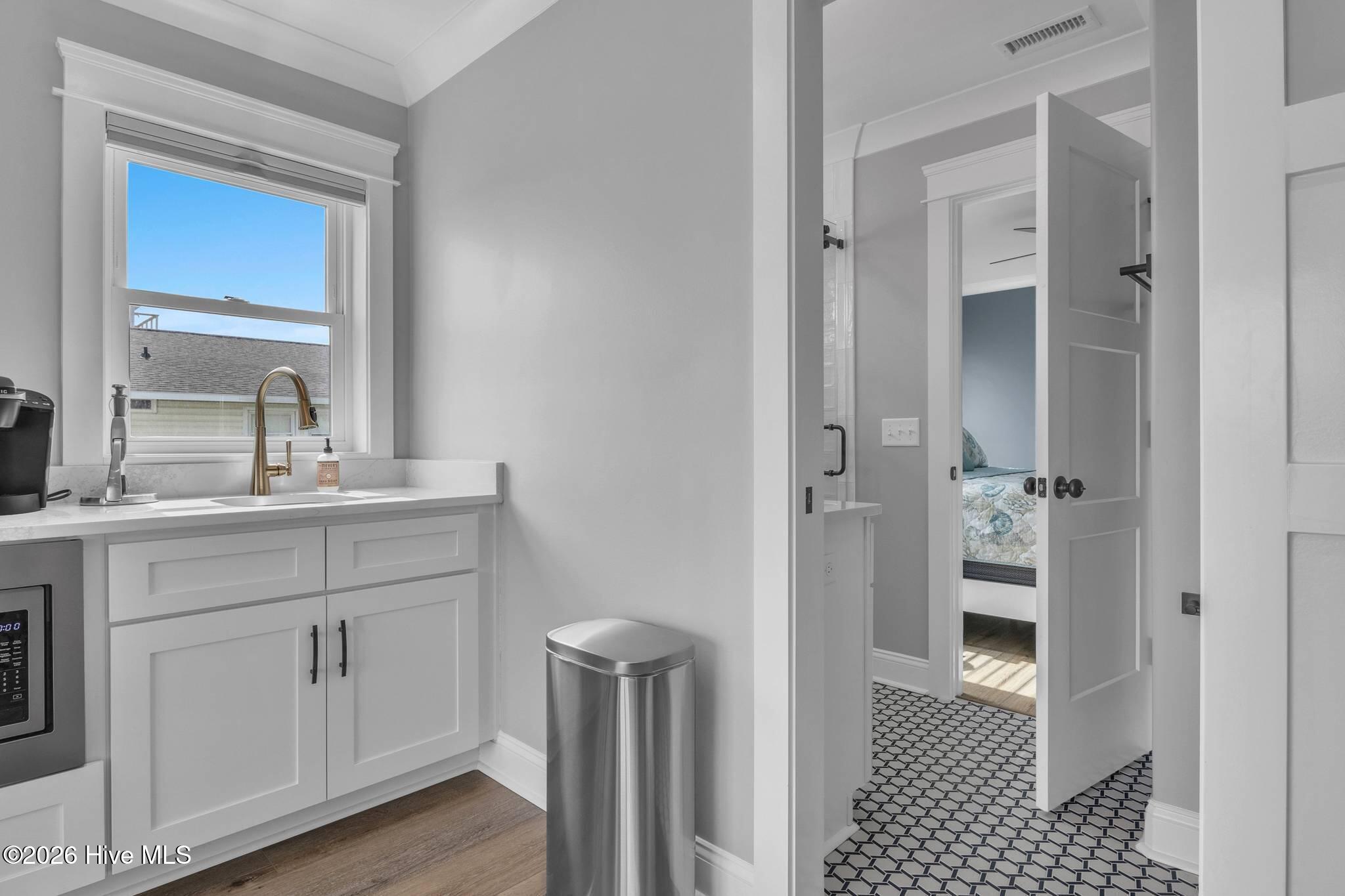 100558345 | Photo 64