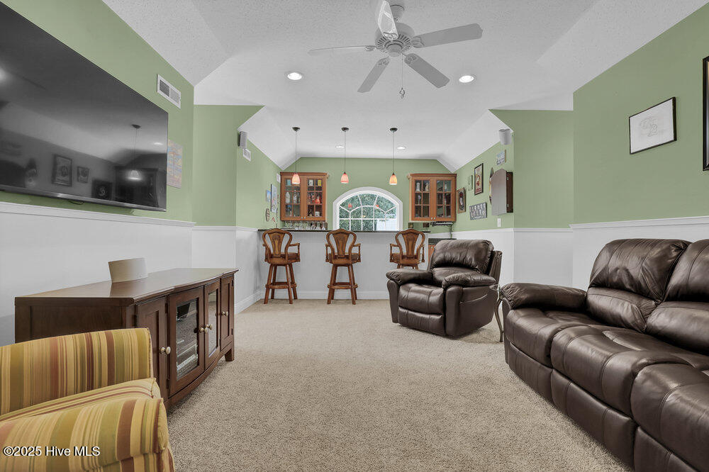 100513085 | Photo 38