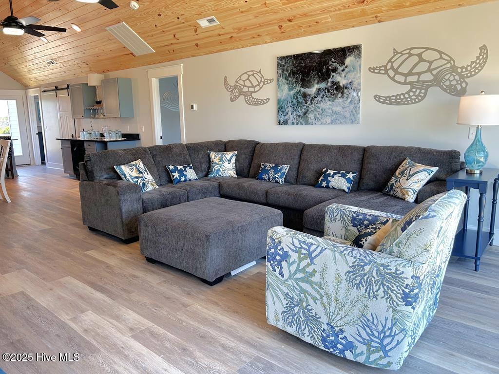 100533817 | Photo 15