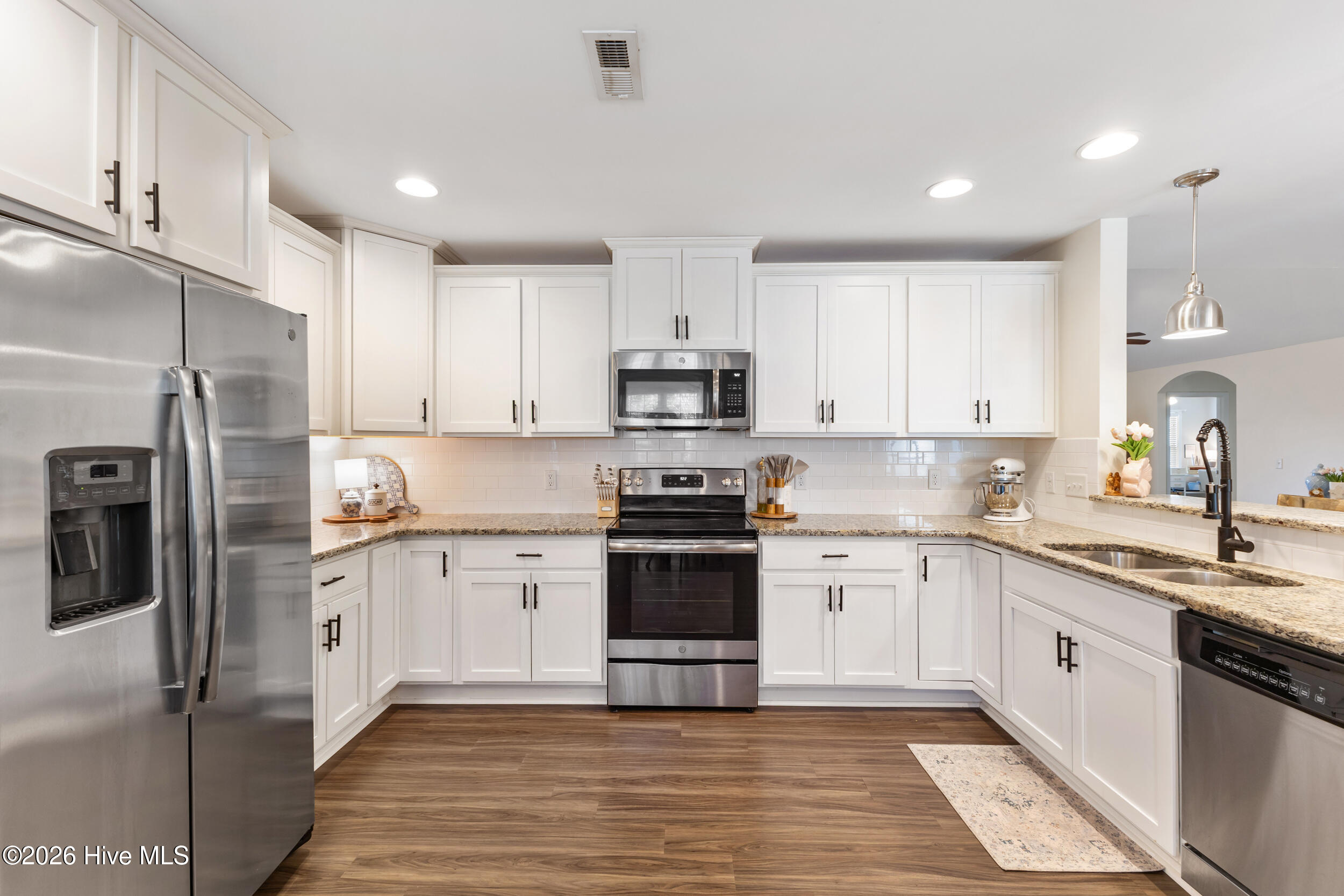 100557086 | Photo 11