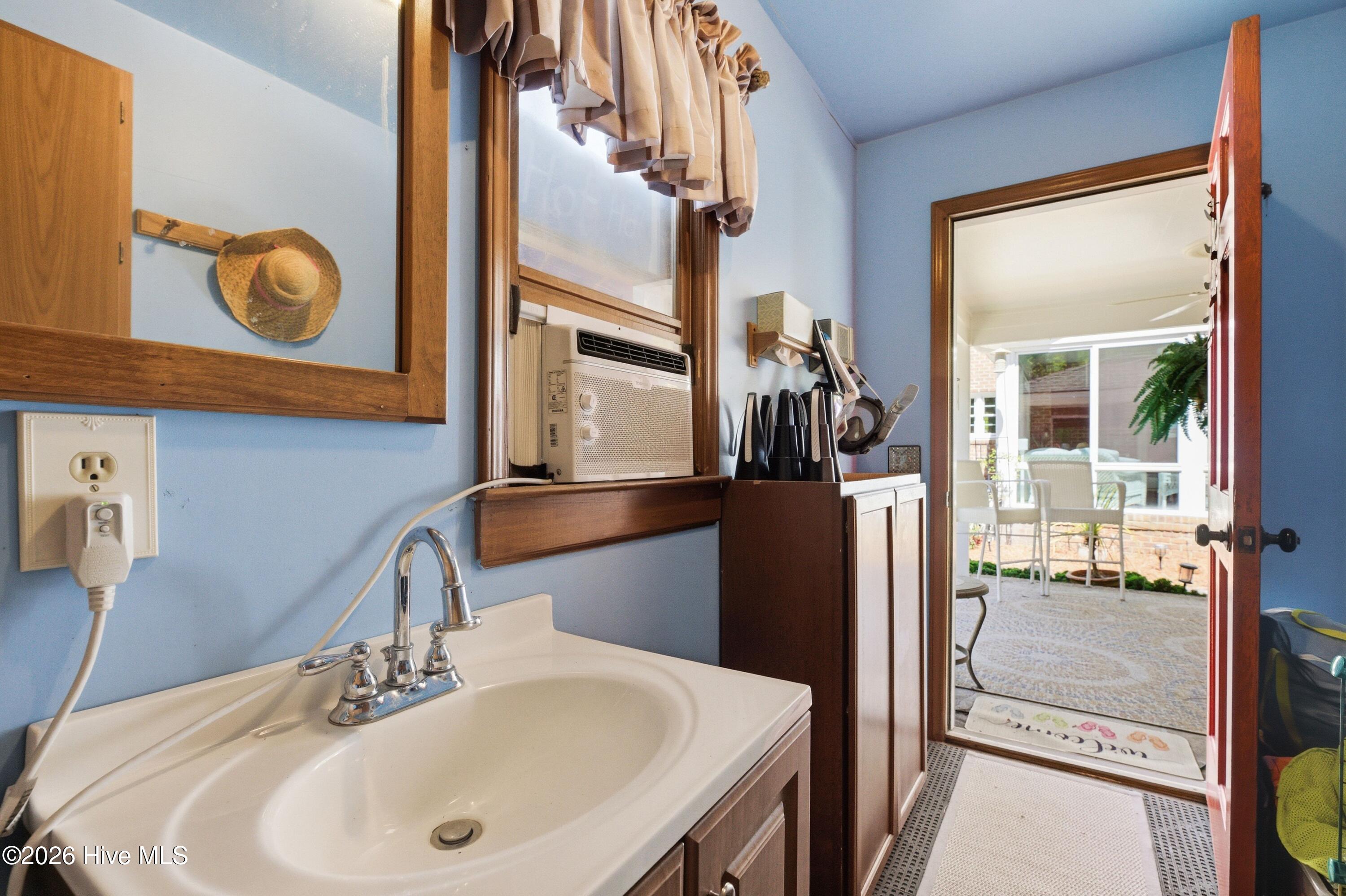 100566267 | Photo 45