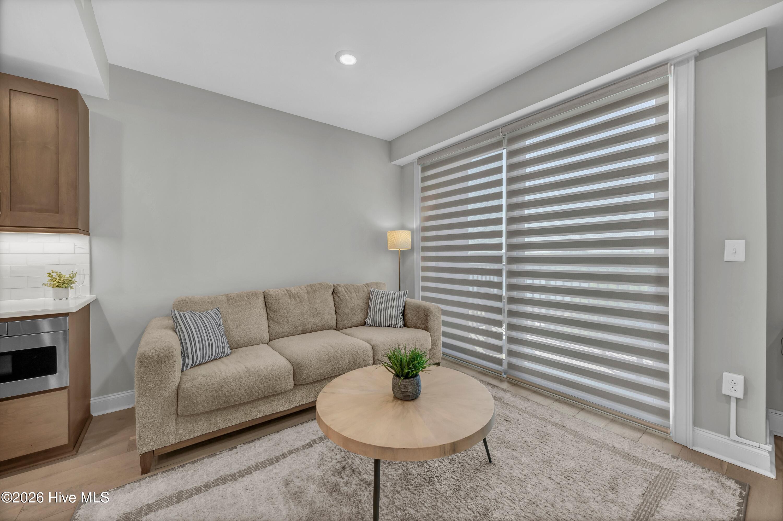 100567765 | Photo 16