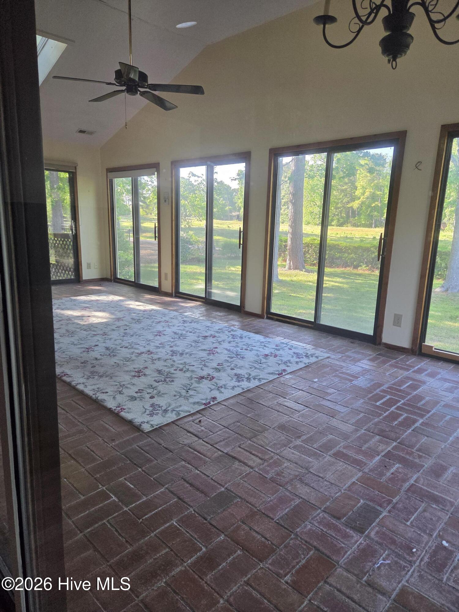 100568652 | Photo 25