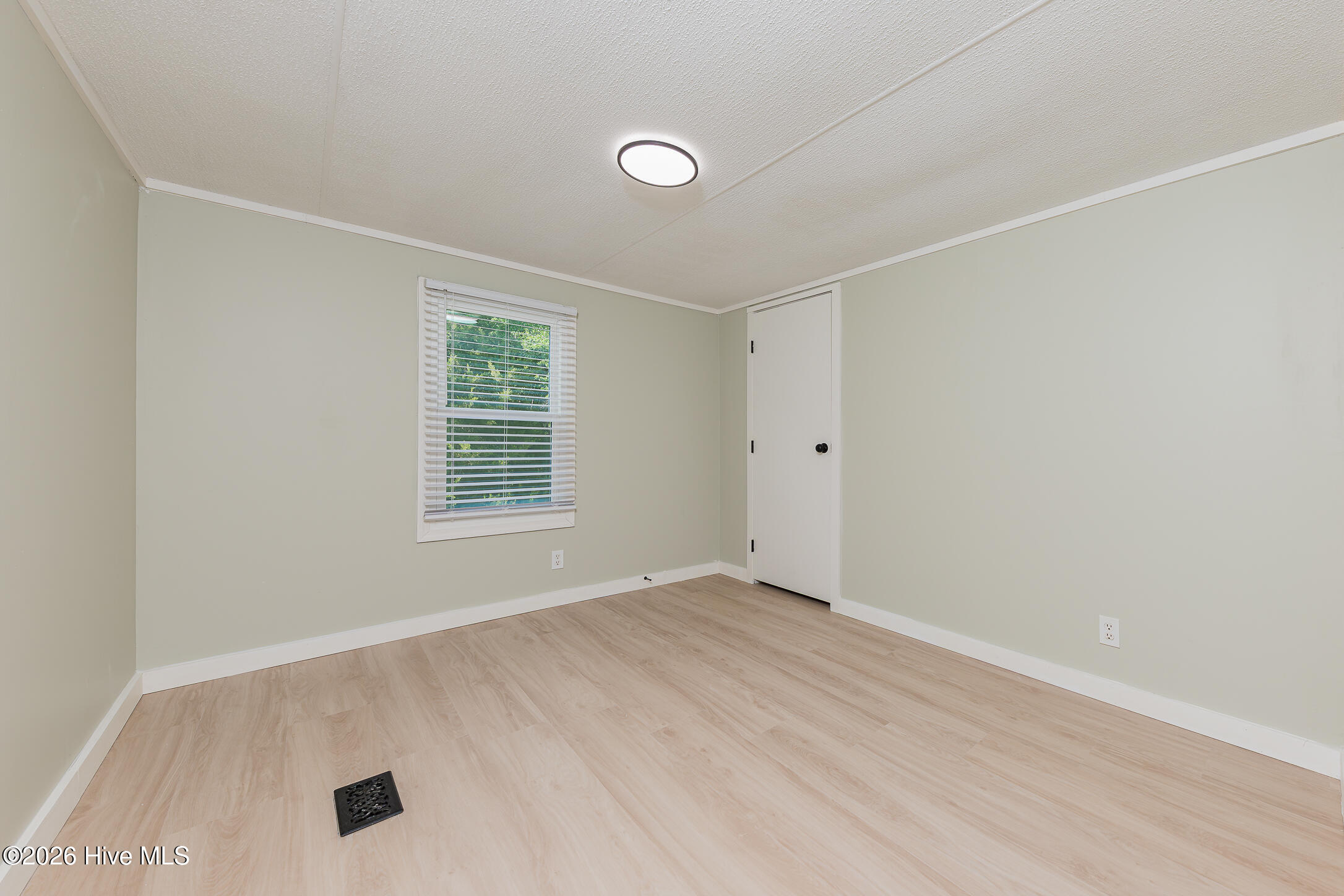 100570278 | Photo 37