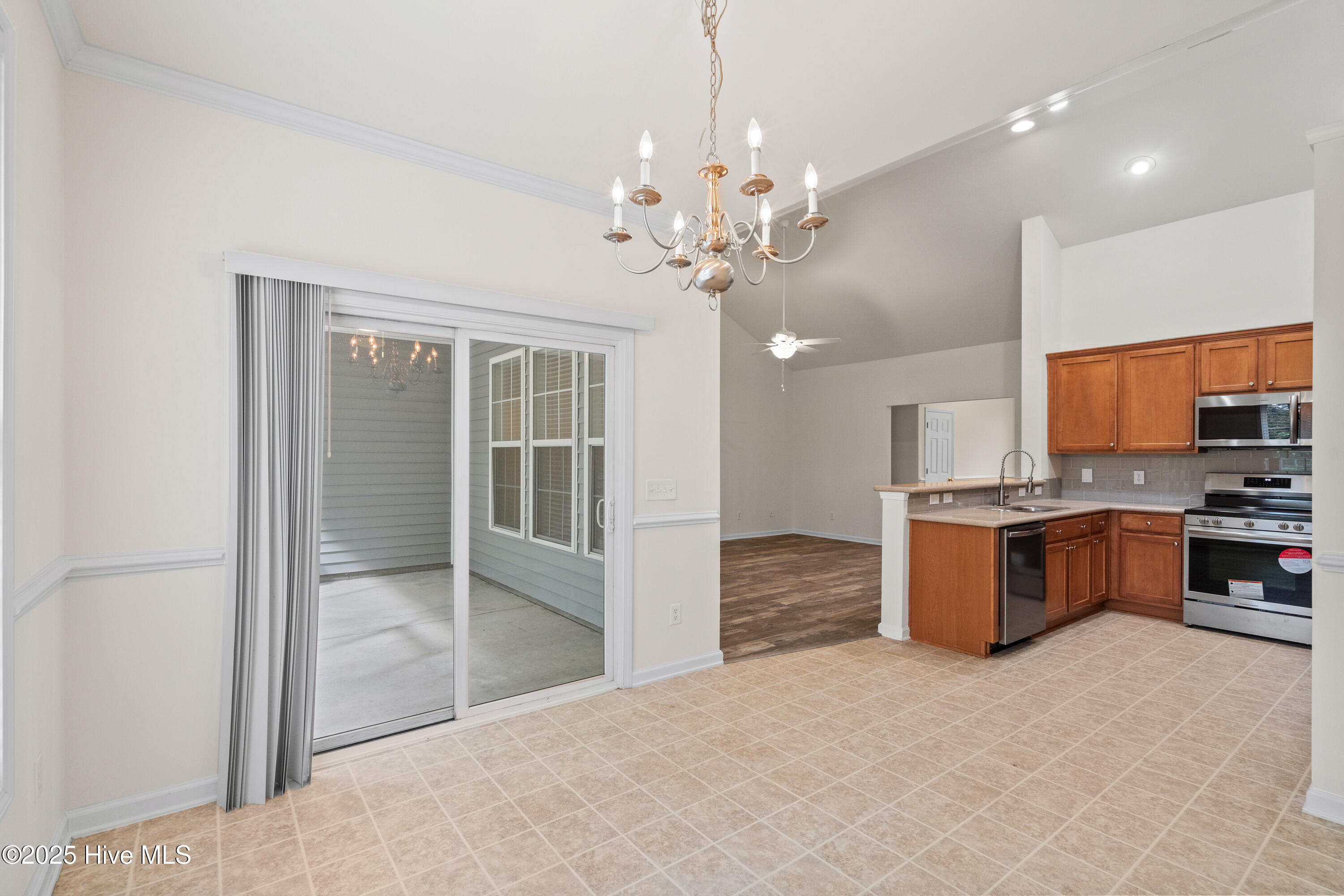 100543792 | Photo 11