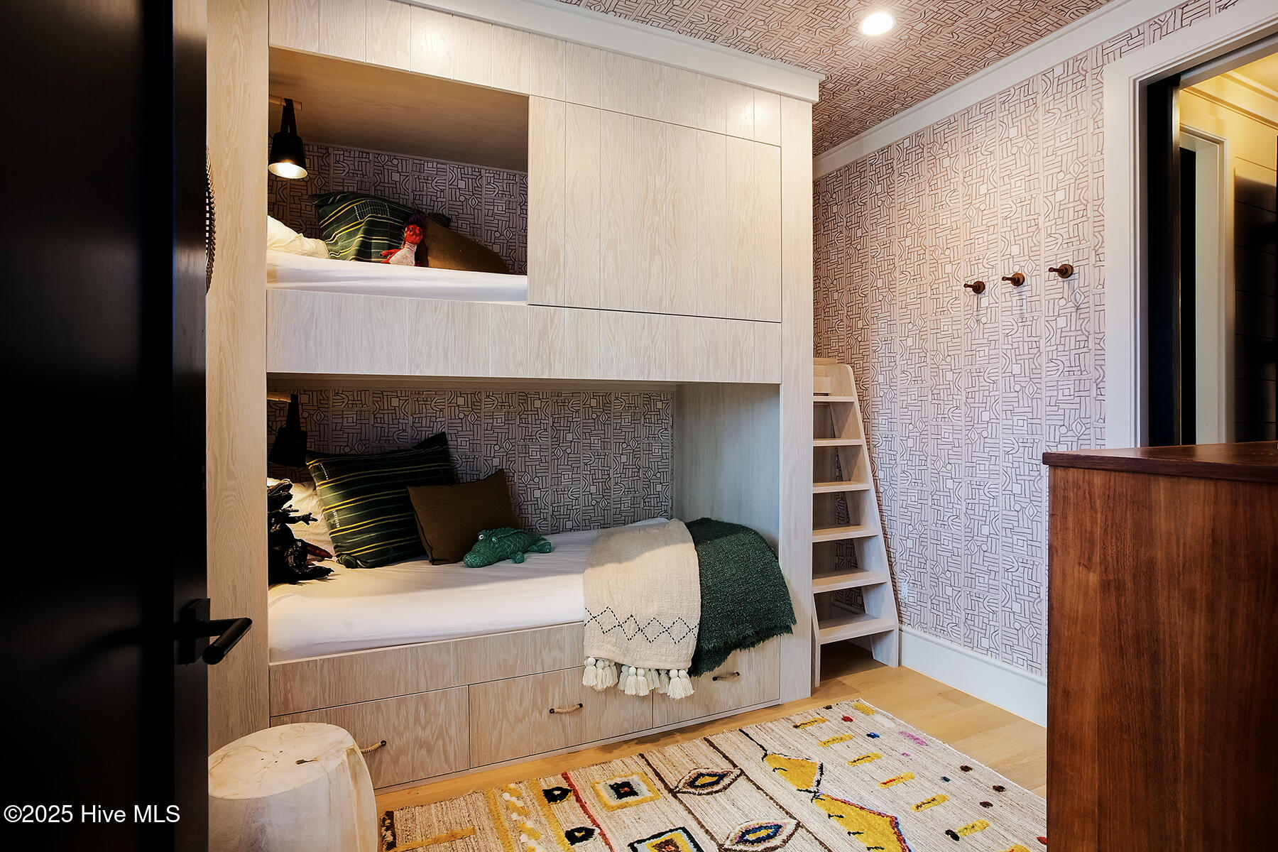 100528983 | Photo 28