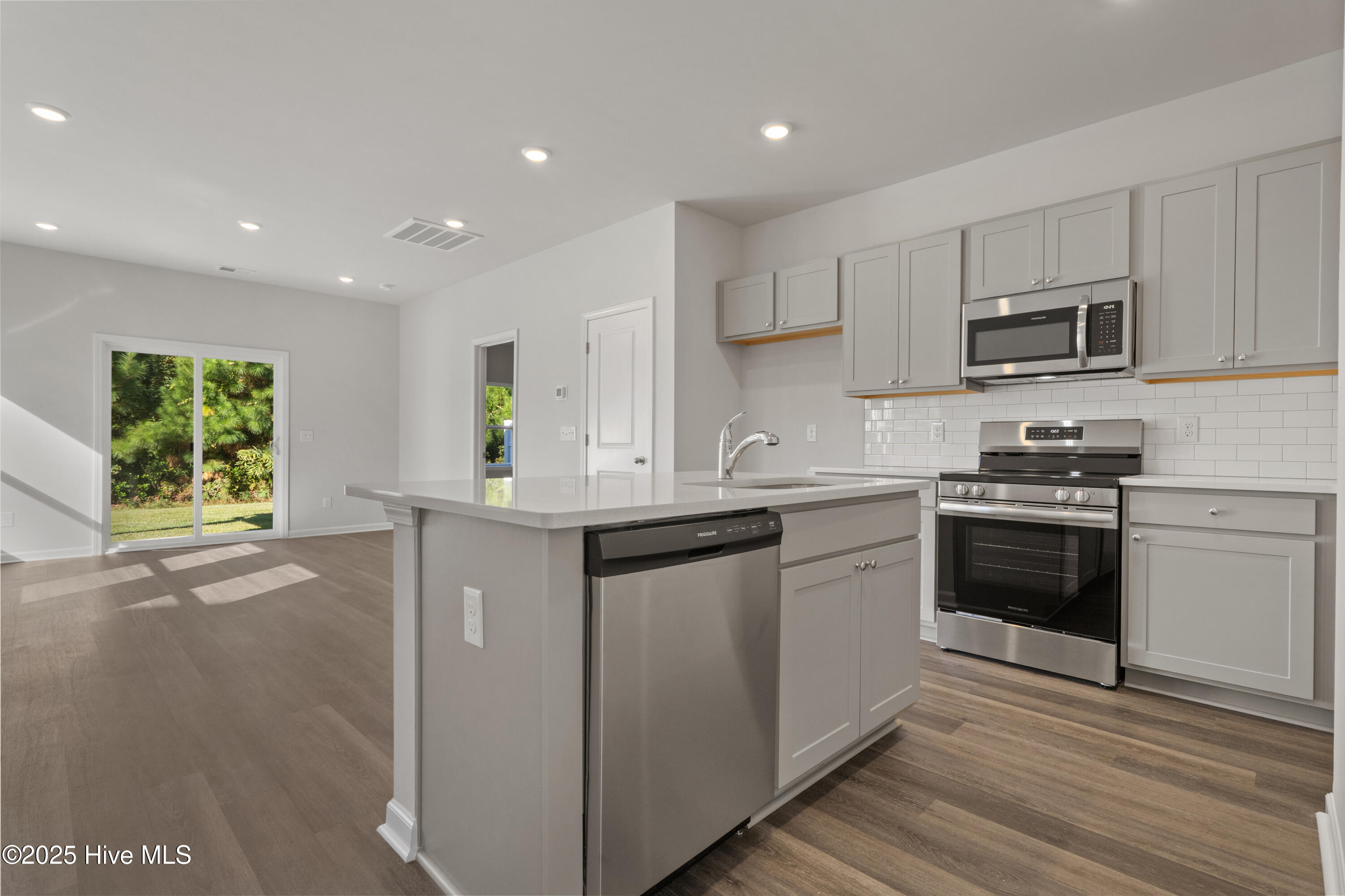 100536567 | Photo 16