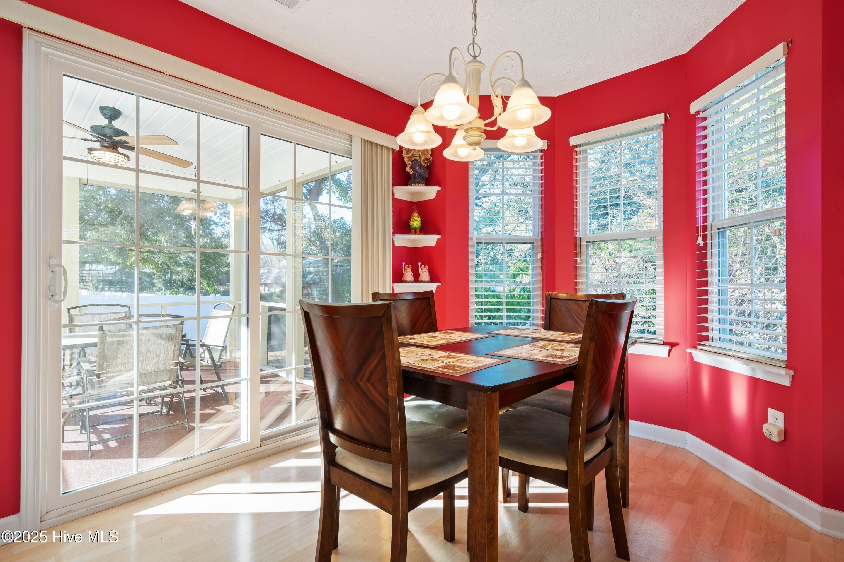 100546792 | Photo 25