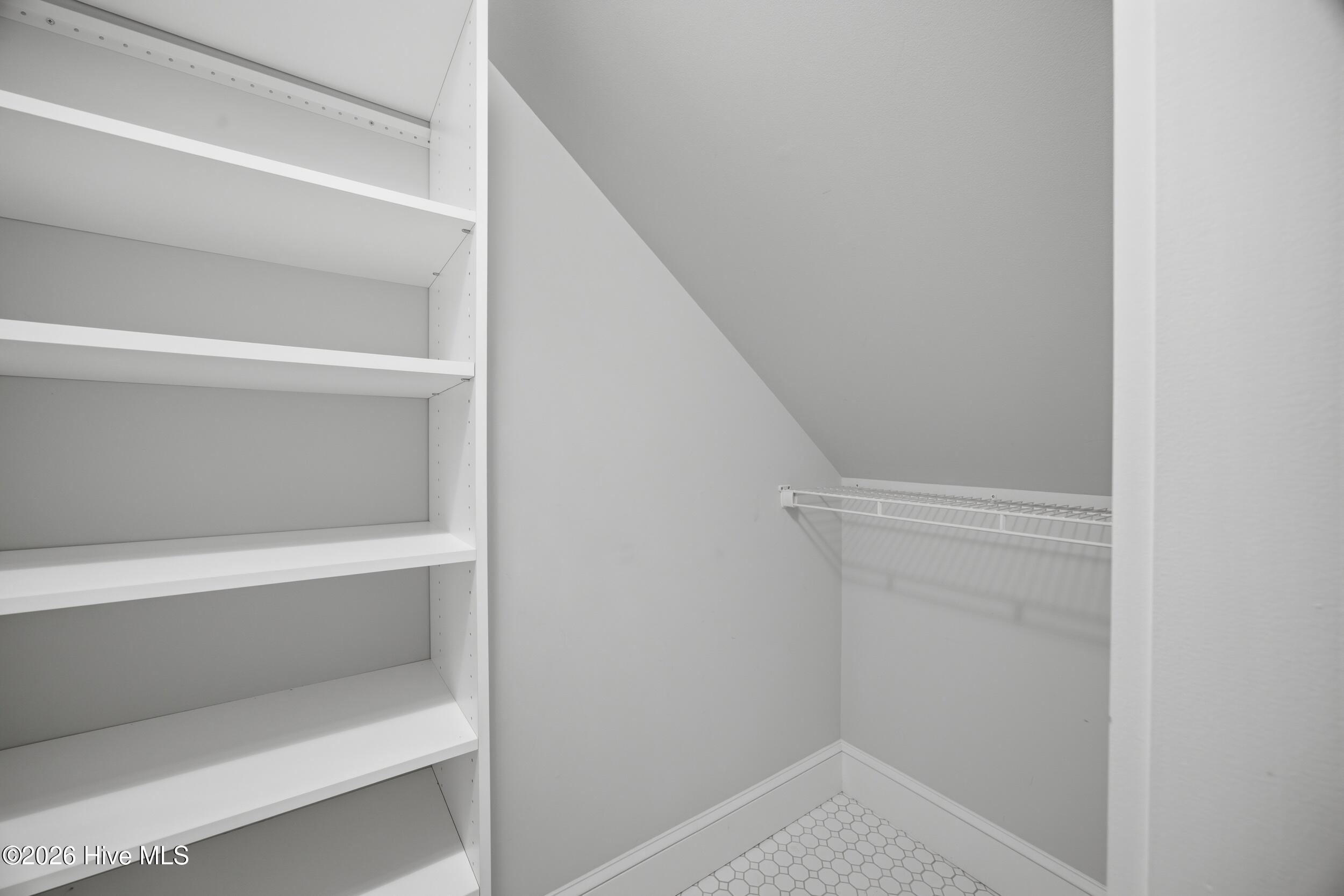 100566122 | Photo 24