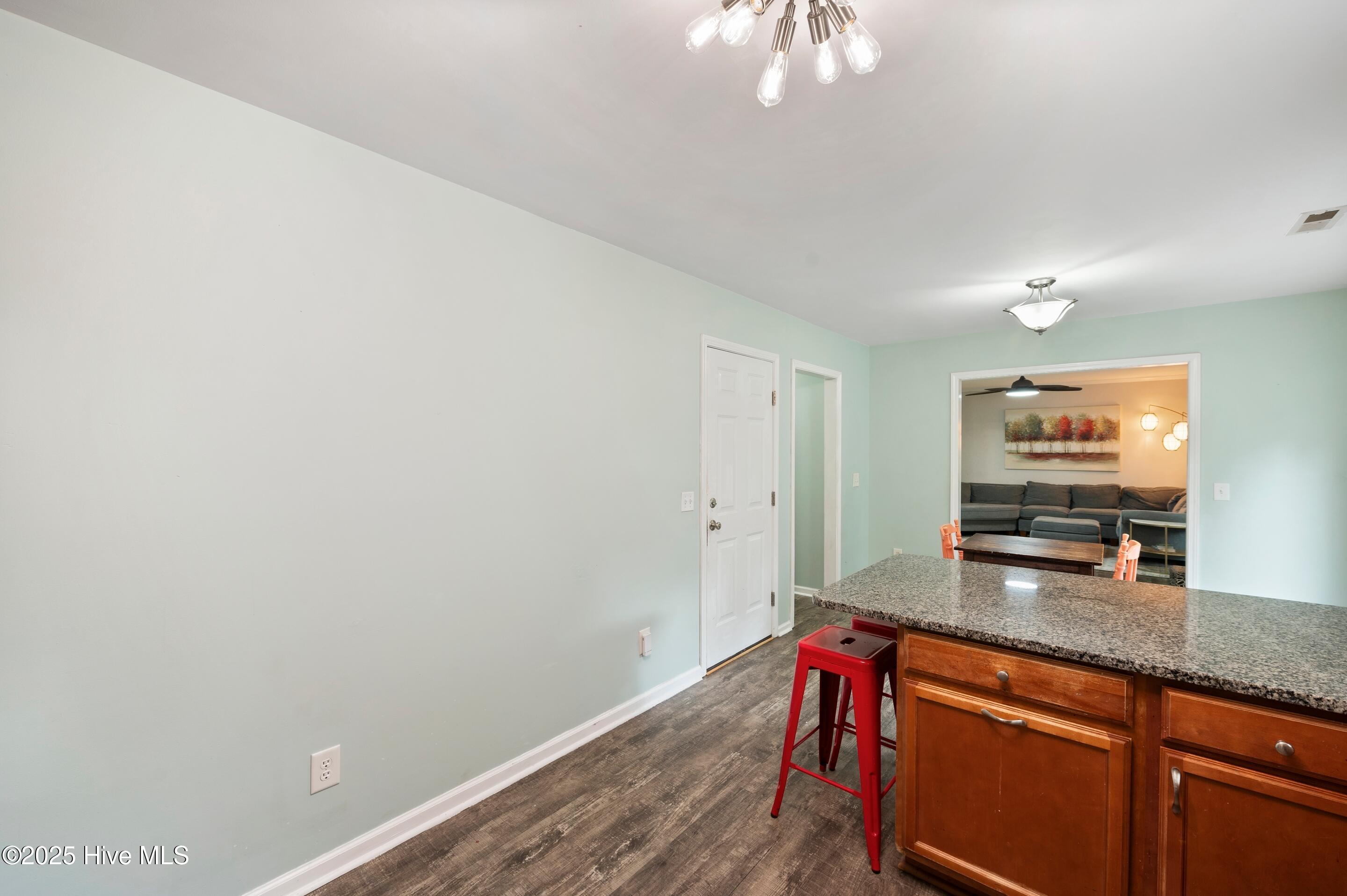 100523069 | Photo 12