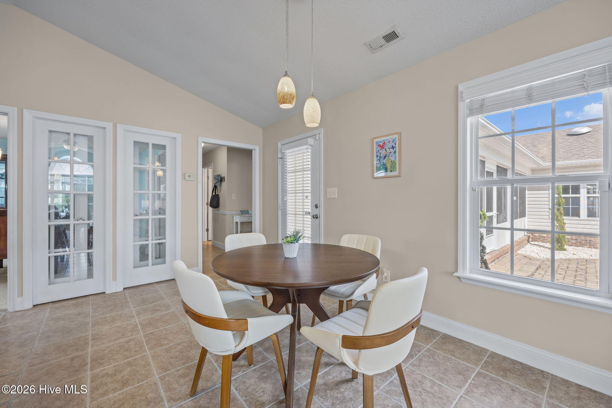 100570536 | Photo 33