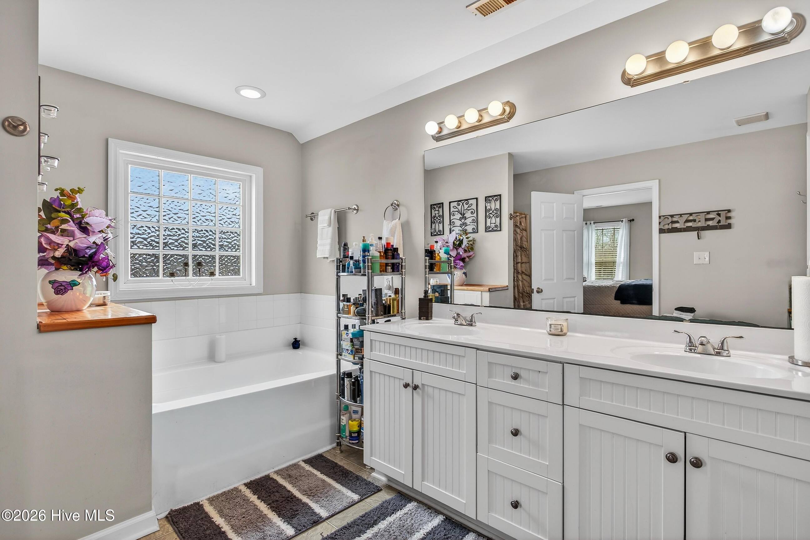 100557000 | Photo 25