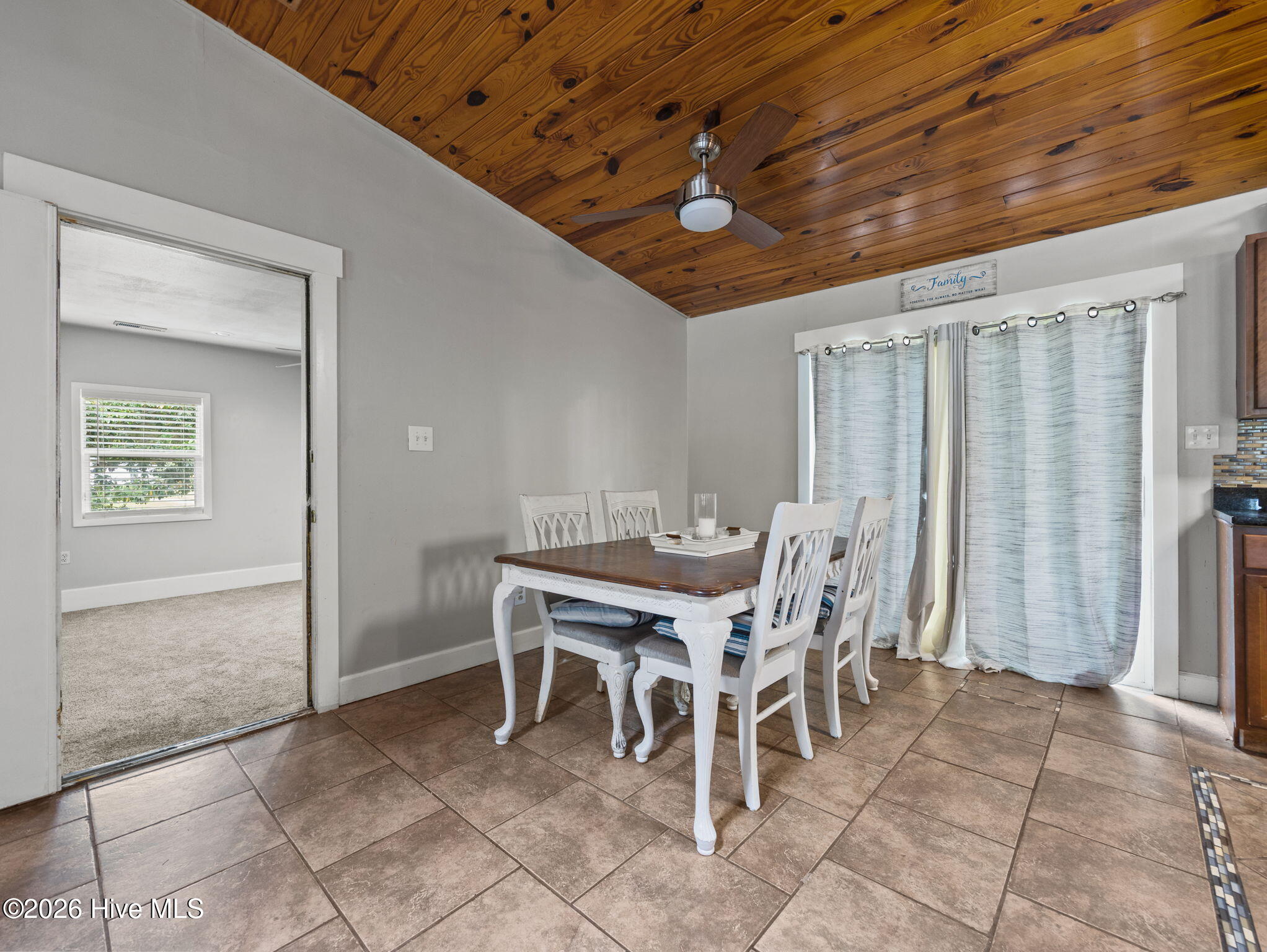 100570195 | Photo 15