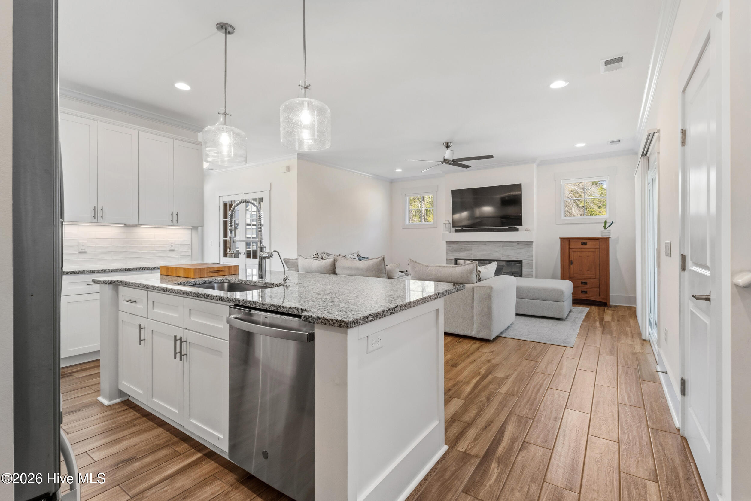 100564391 | Photo 12