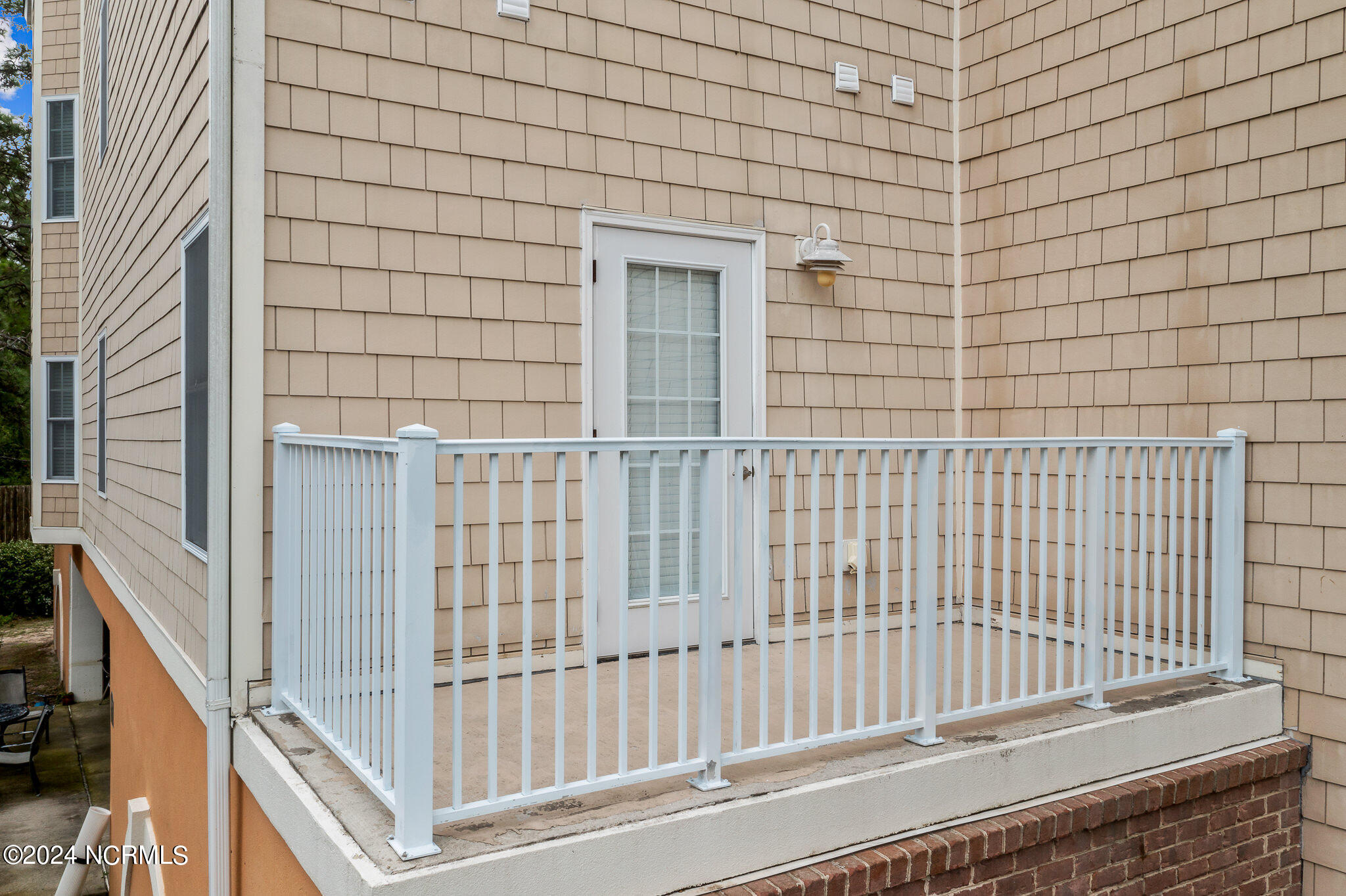 100453828 | Photo 33