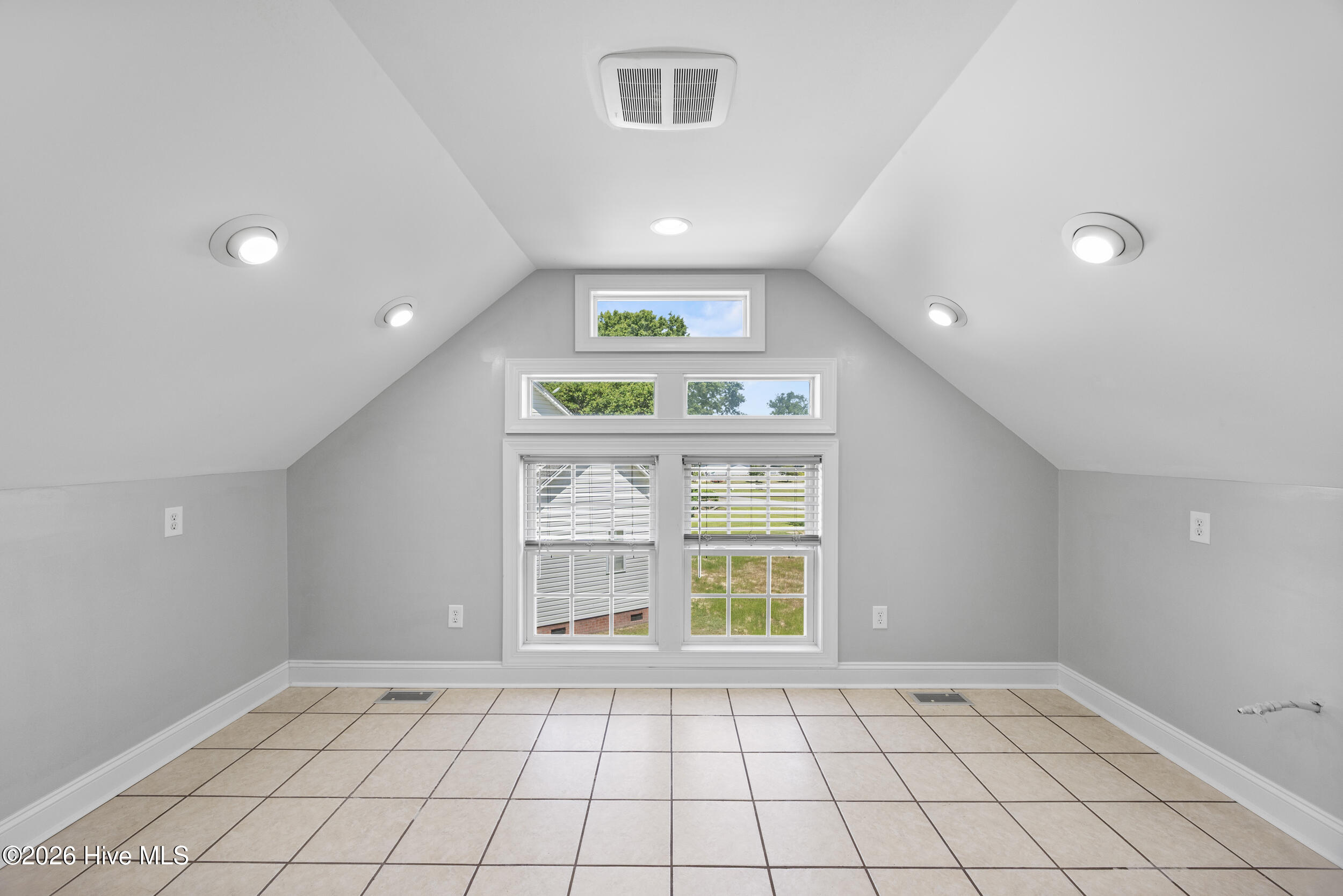 100569506 | Photo 49