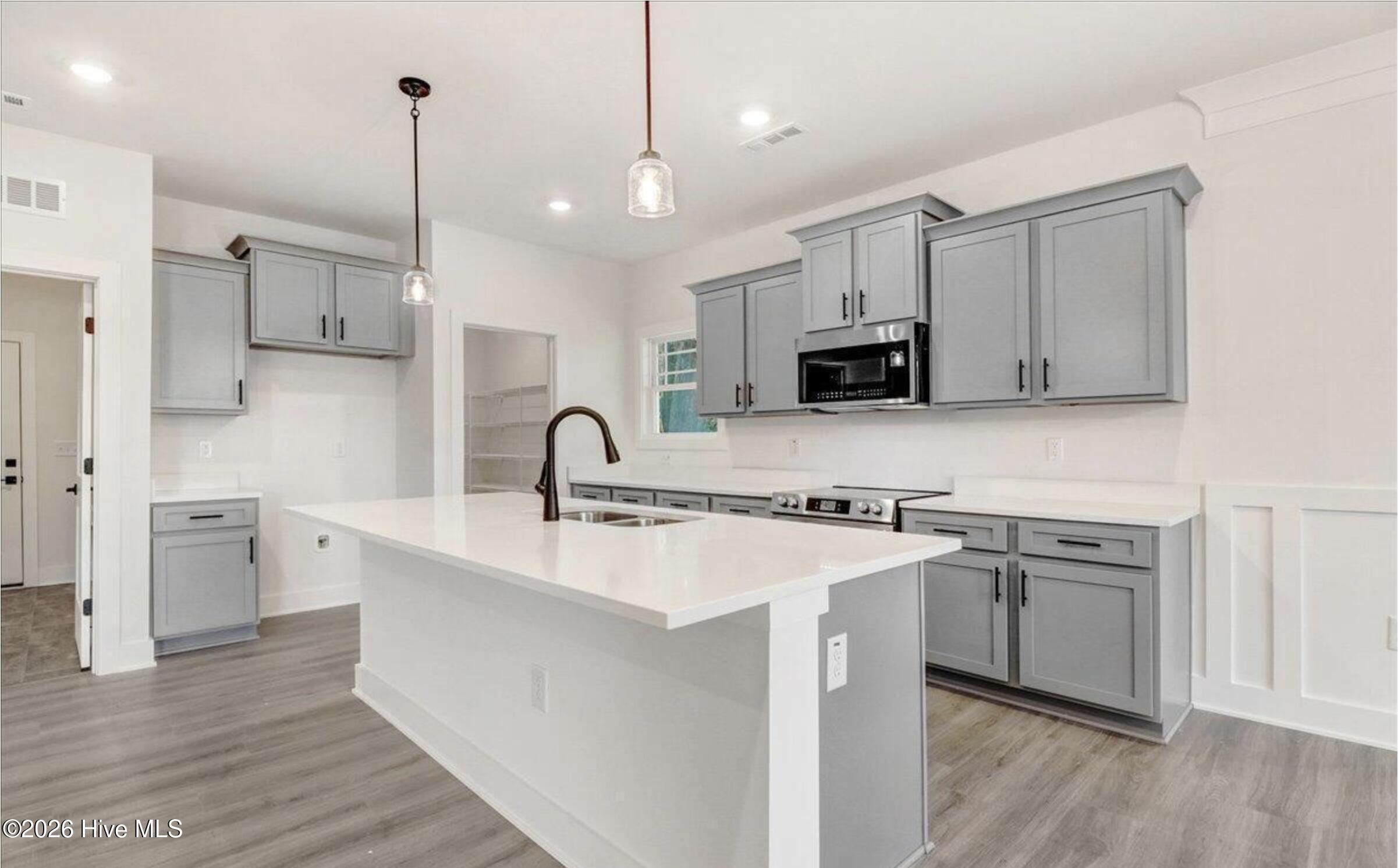 100557376 | Photo 12