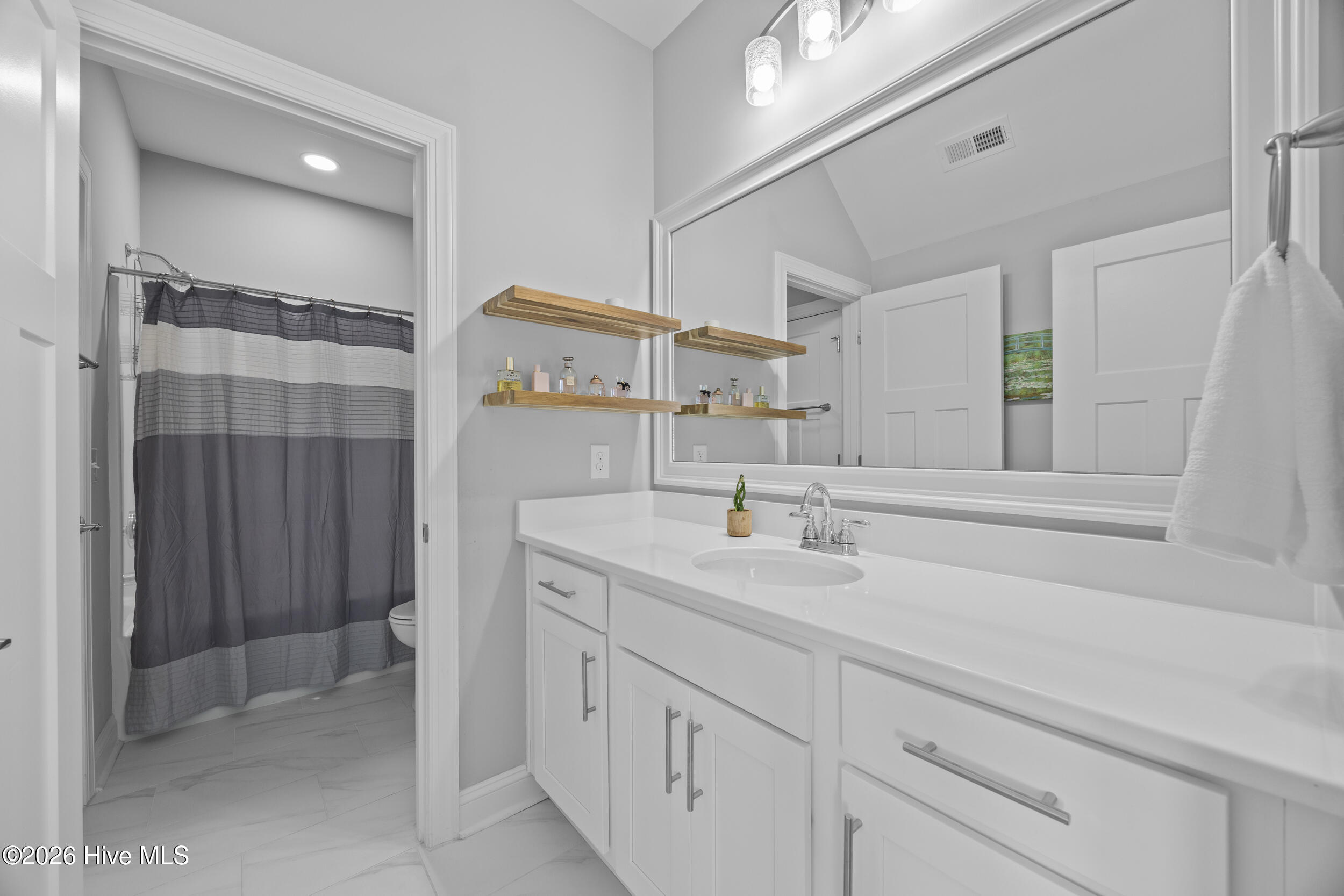 100570298 | Photo 33