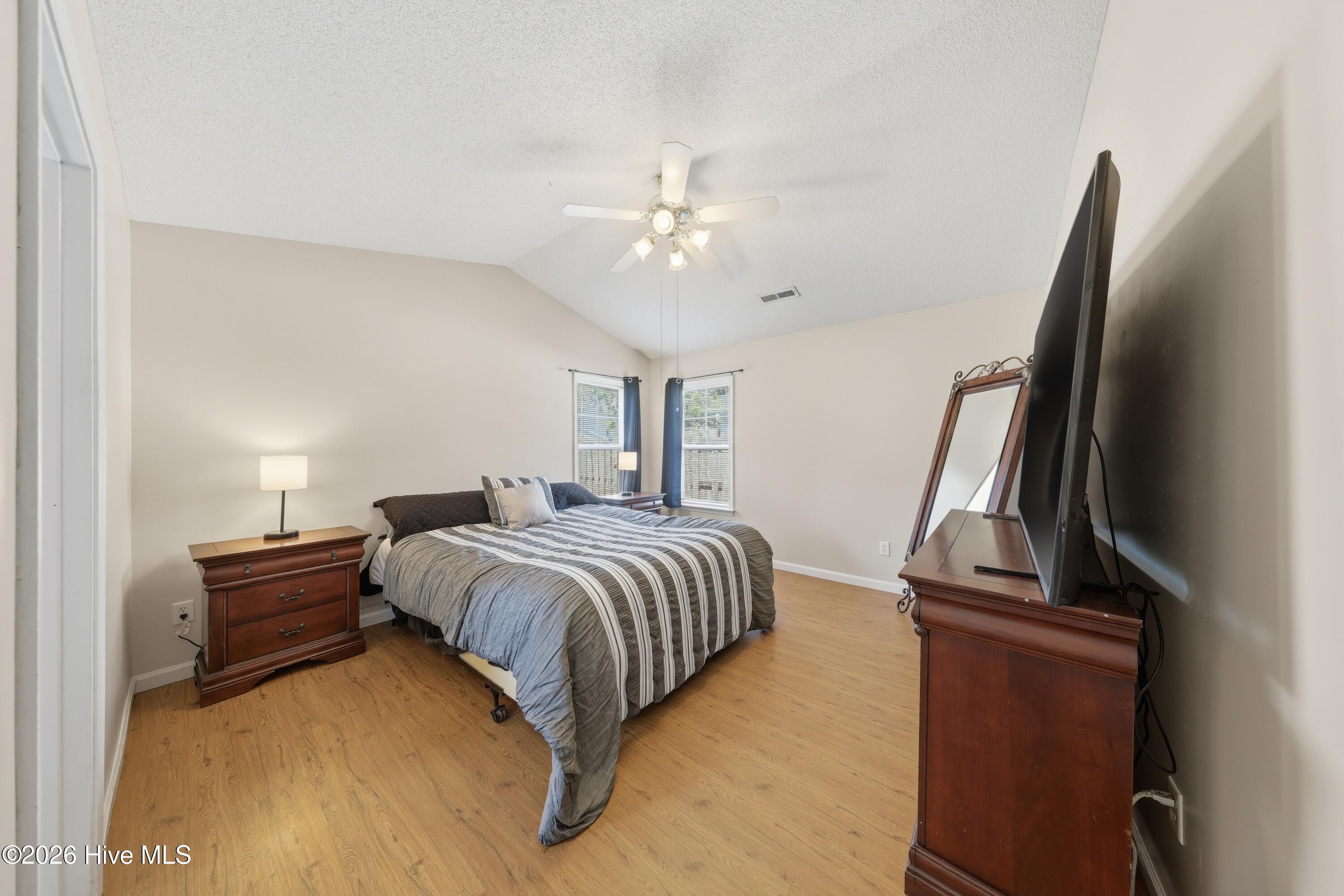 100562580 | Photo 14