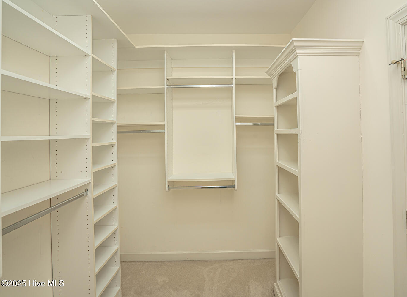 100510807 | Photo 36