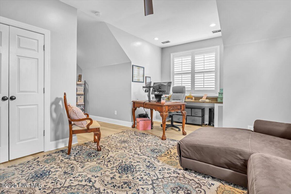 100544439 | Photo 46