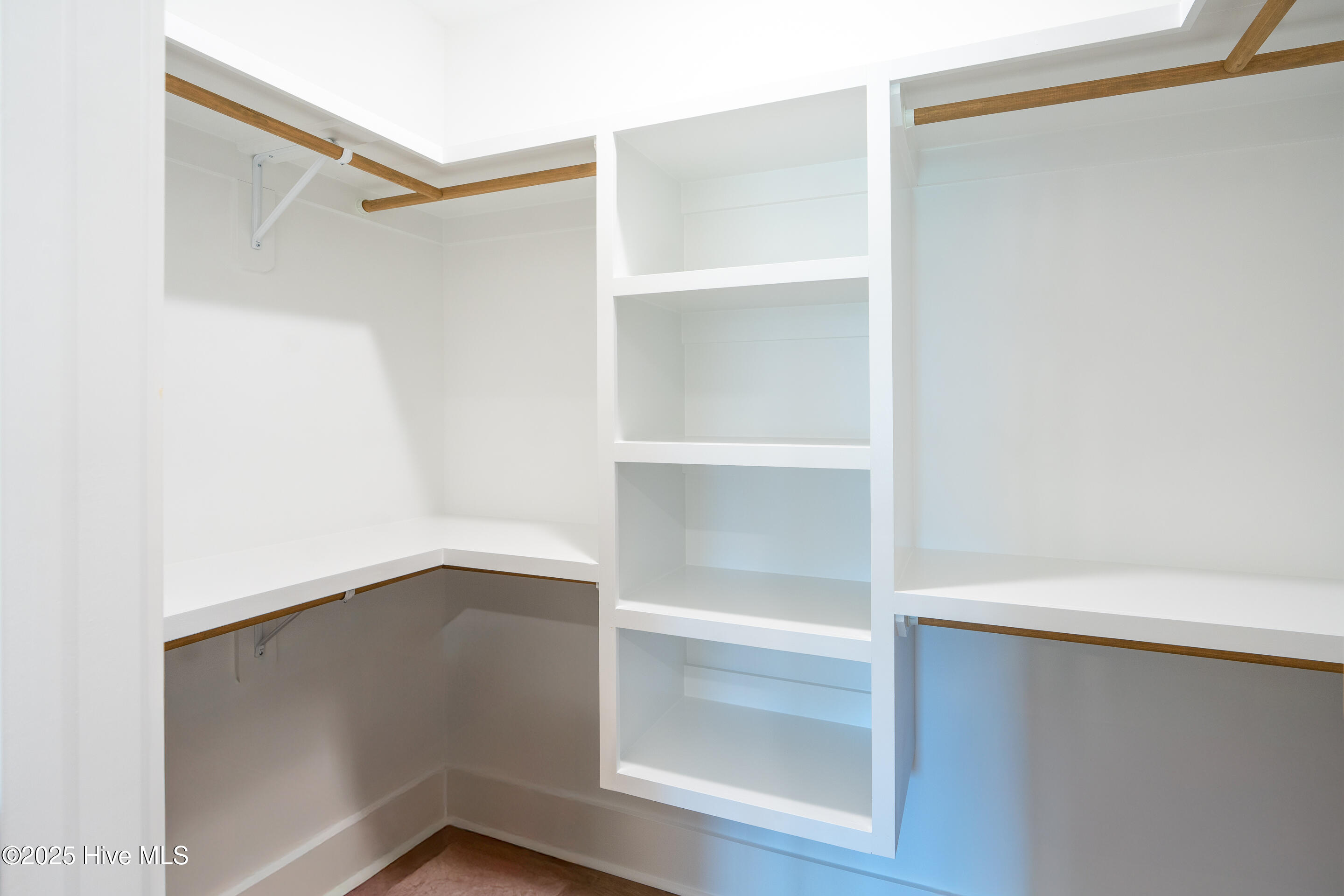 100483922 | Photo 24