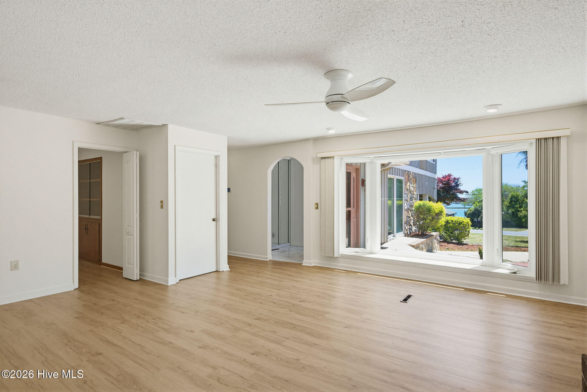 100568983 | Photo 17