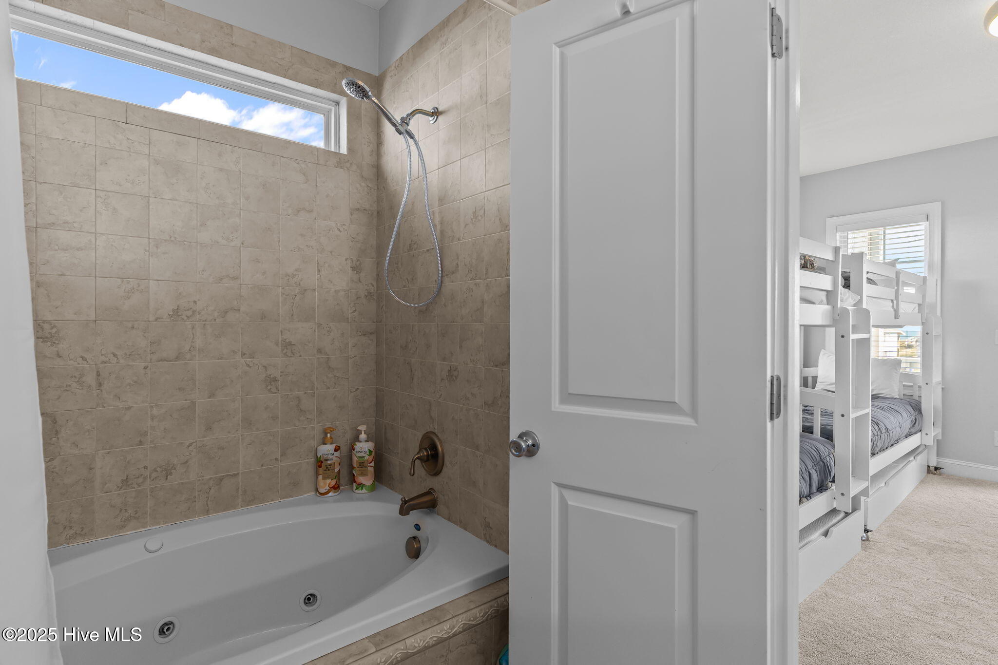 100540716 | Photo 25