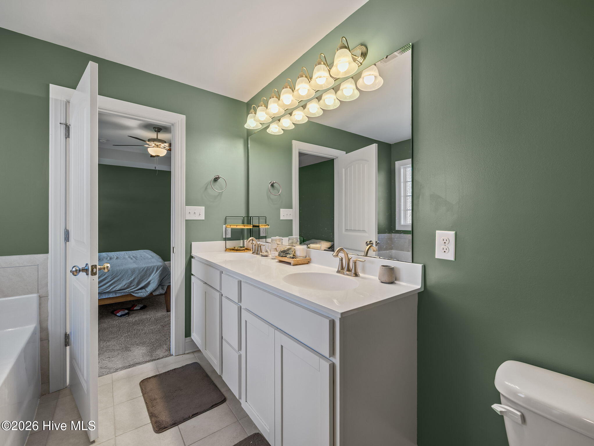 100564865 | Photo 27