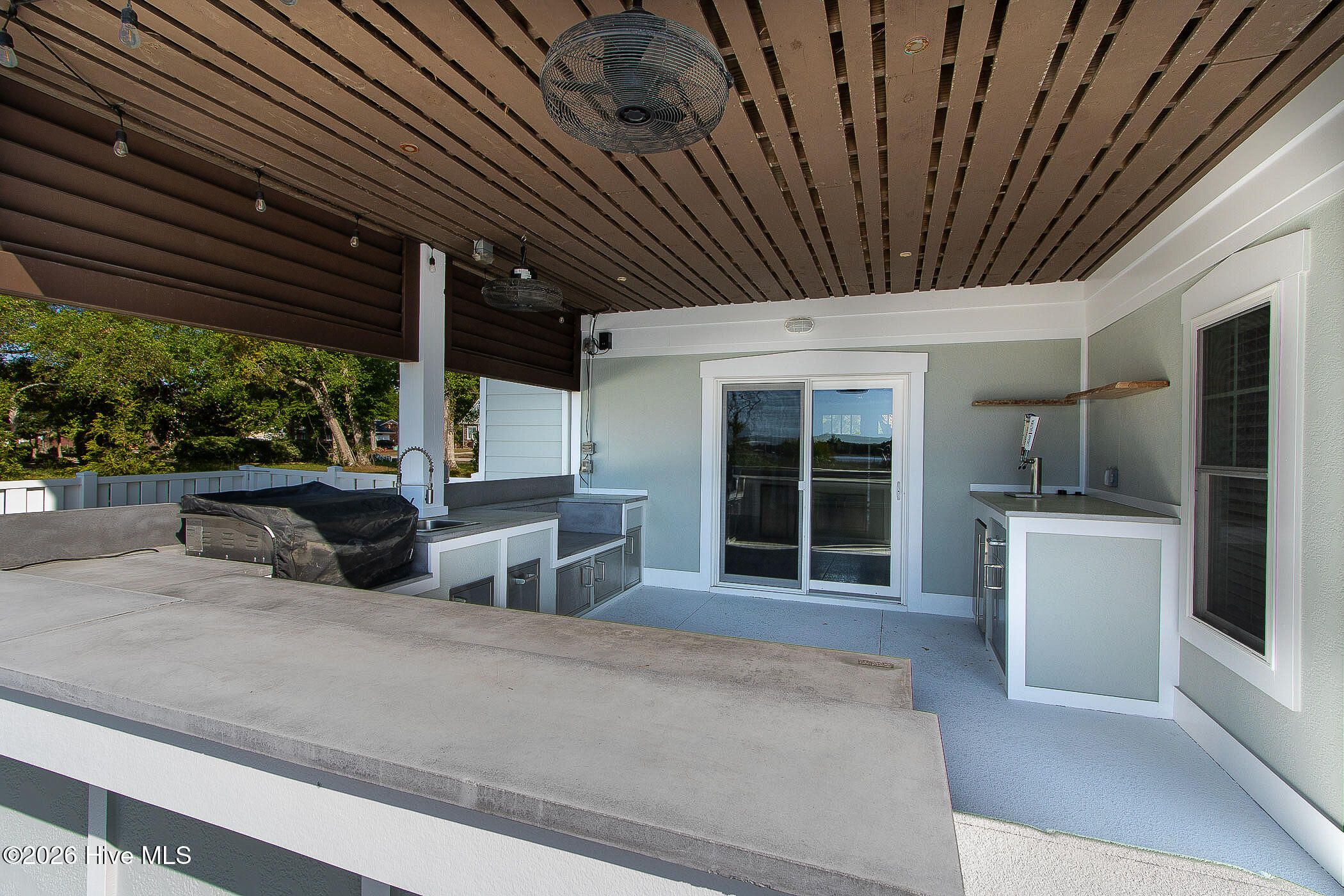 100568588 | Photo 14