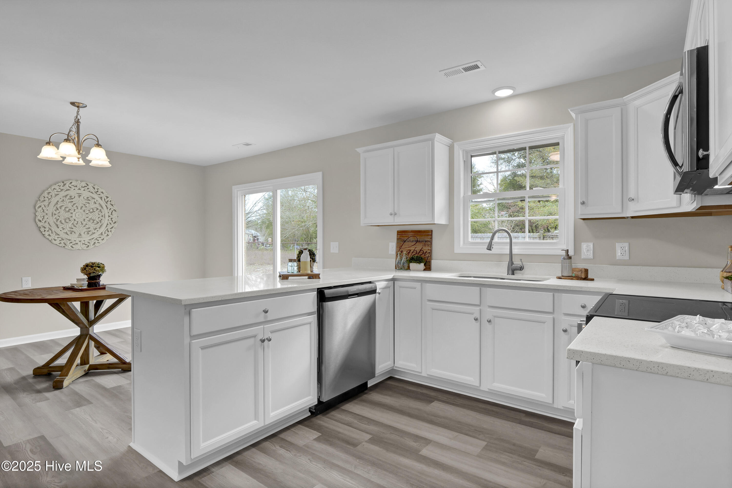 100546910 | Photo 11