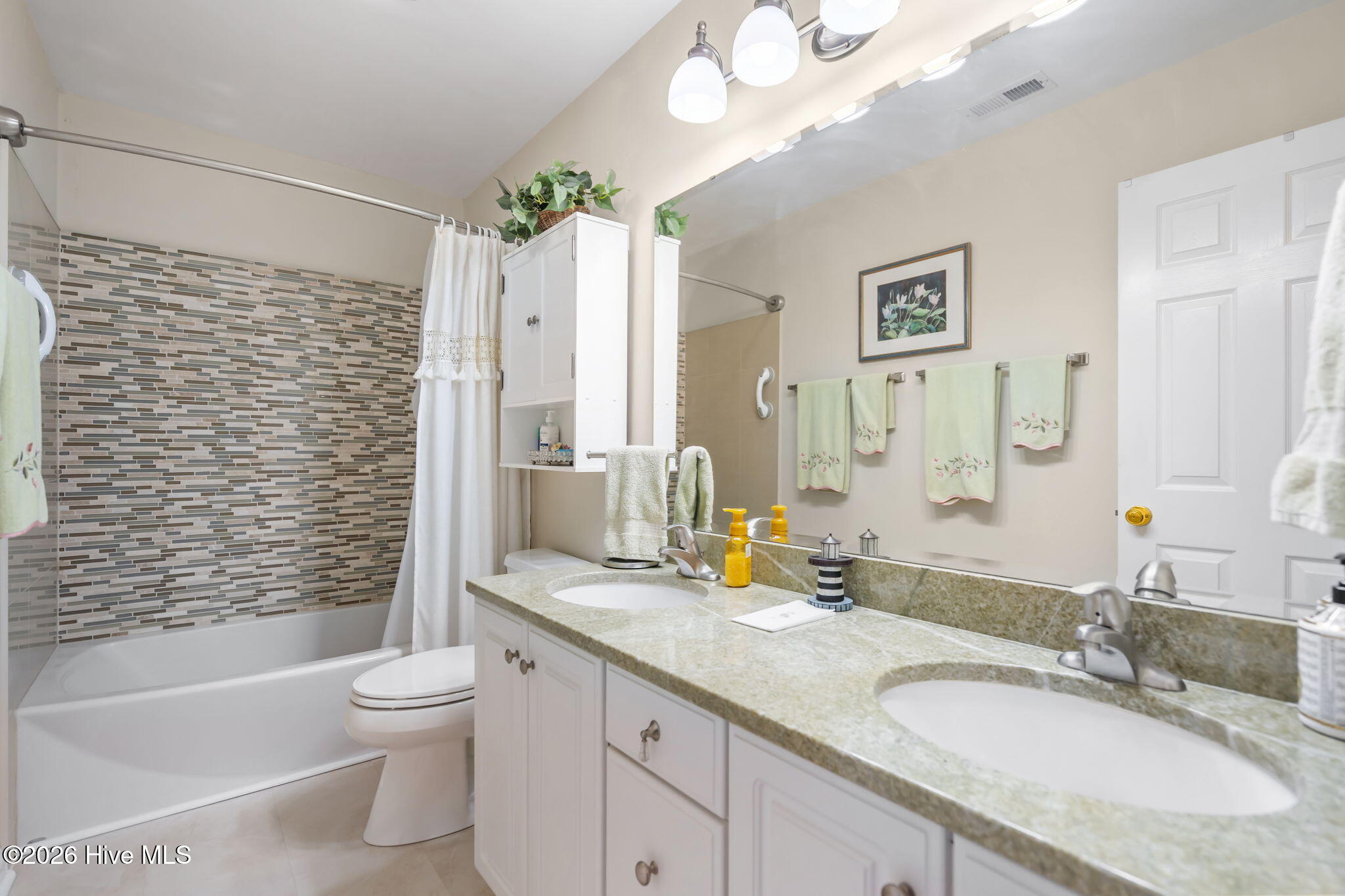 100557863 | Photo 35