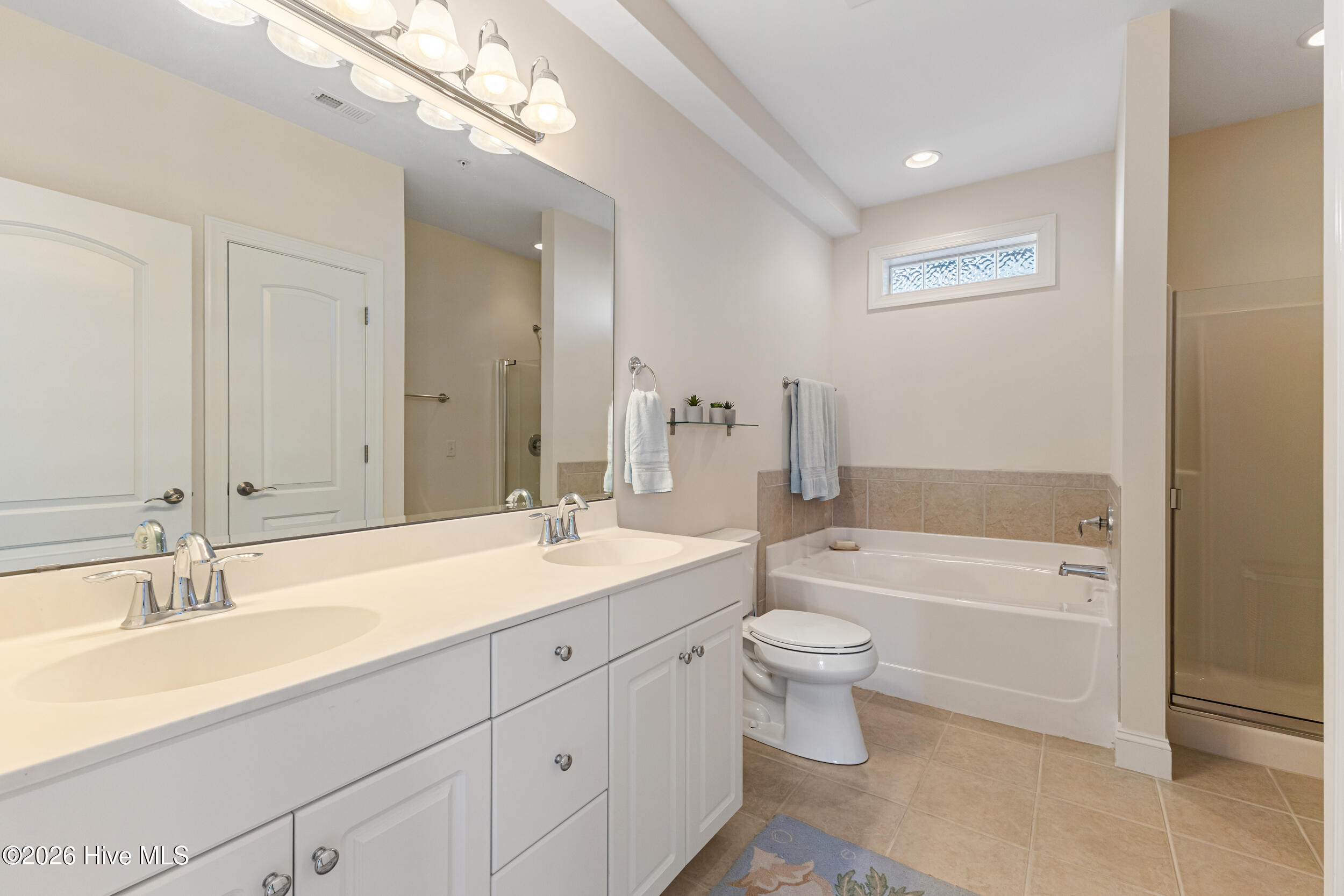 100567123 | Photo 22