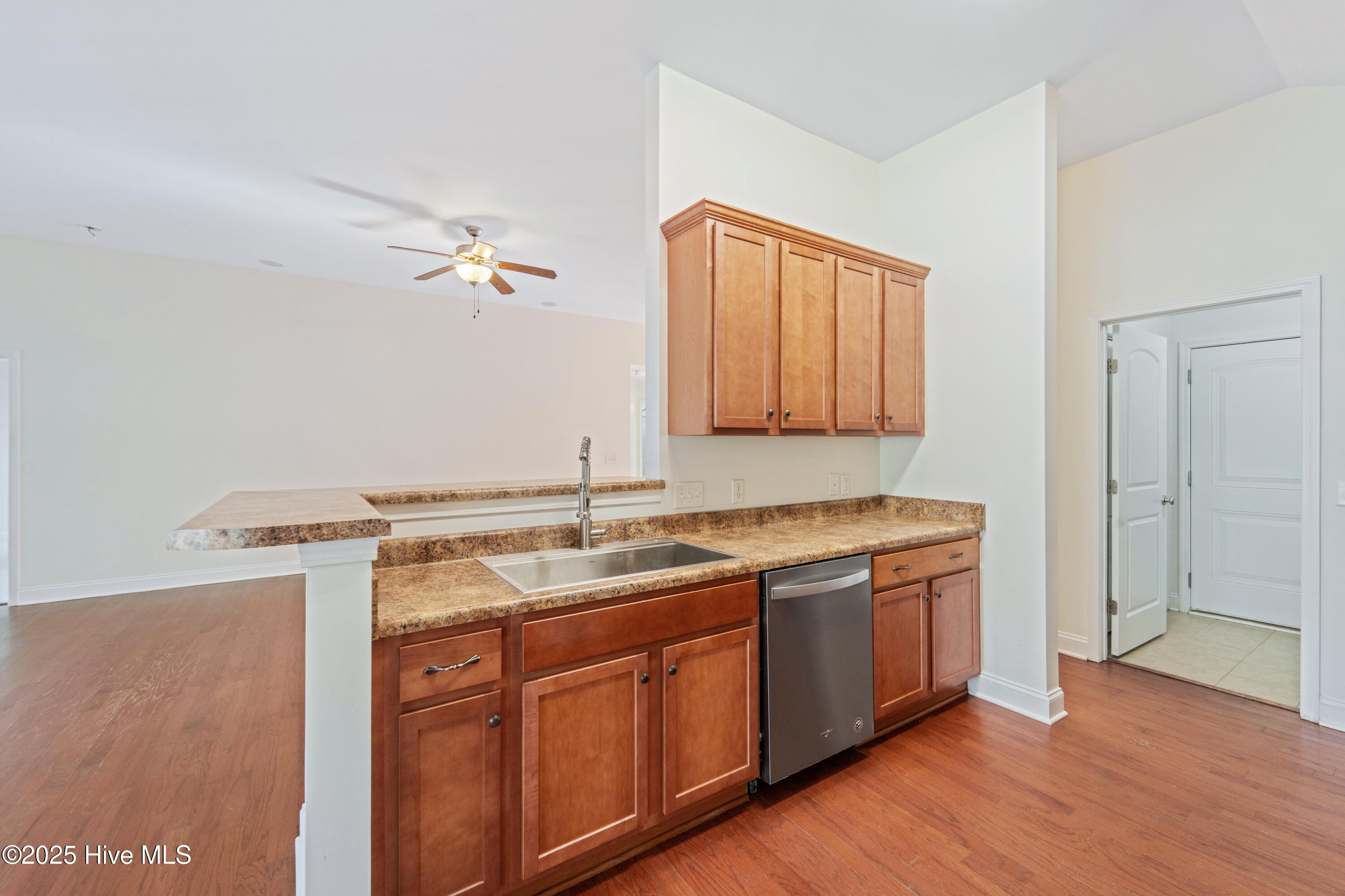 100544349 | Photo 16