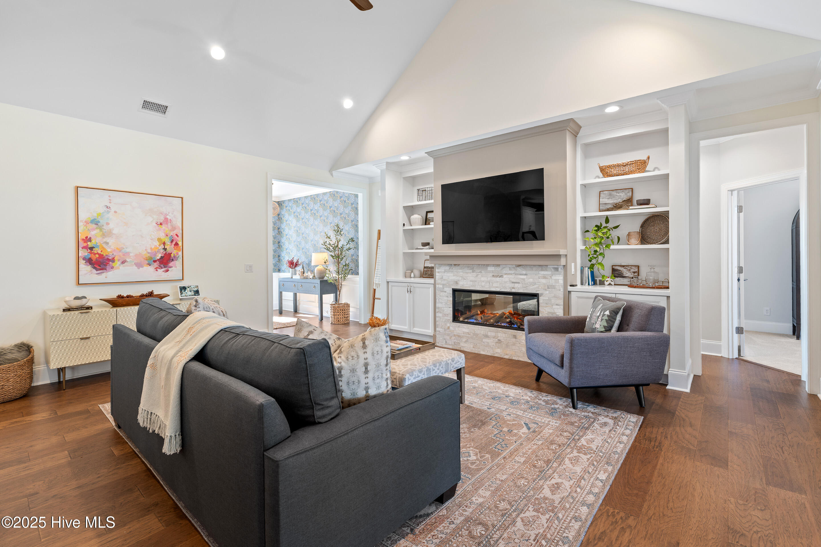 100545902 | Photo 66