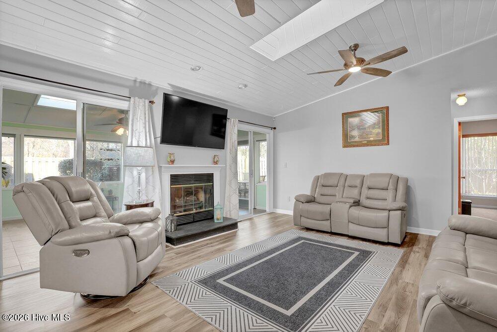 100556294 | Photo 12