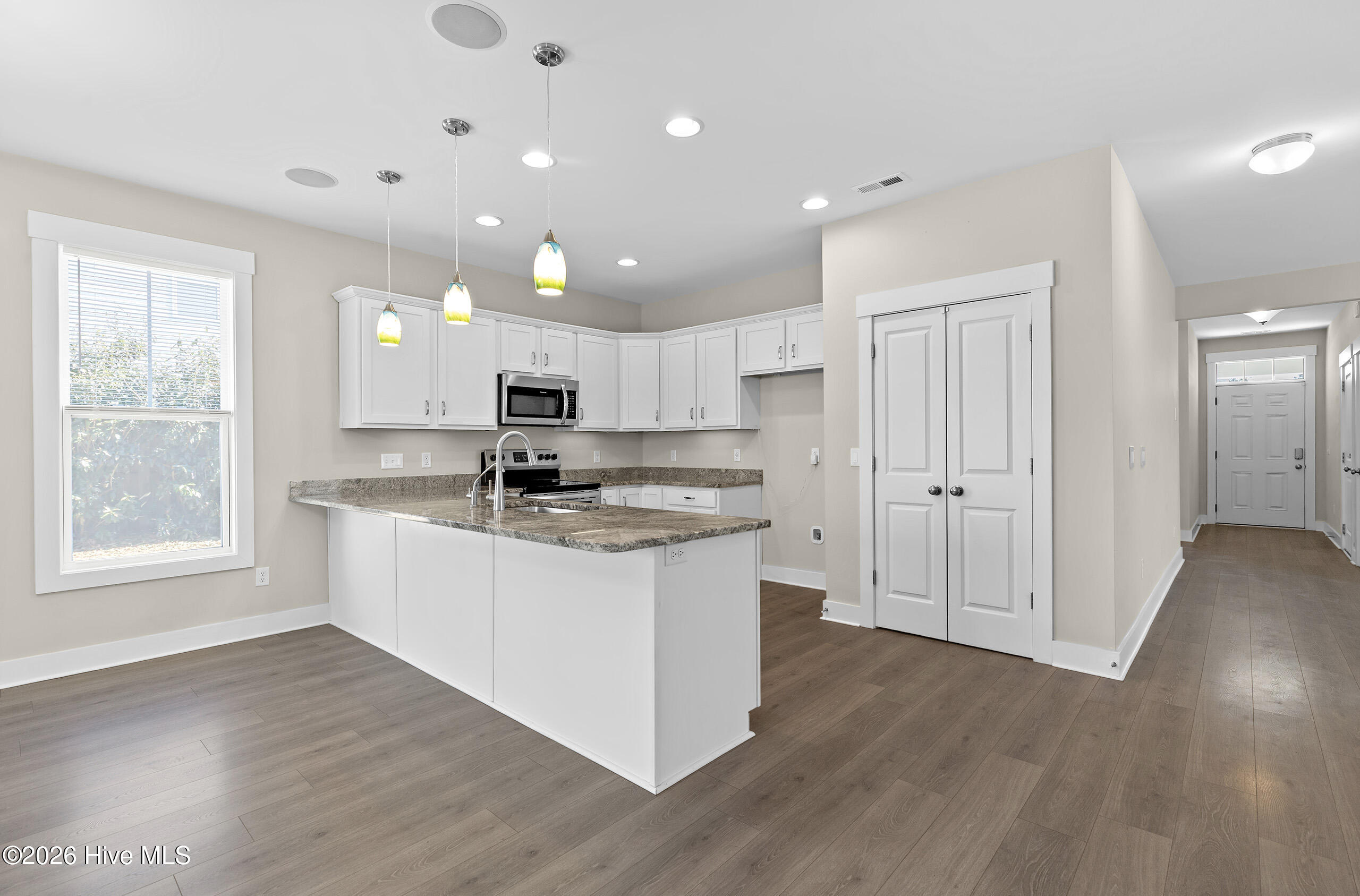 100550596 | Photo 14