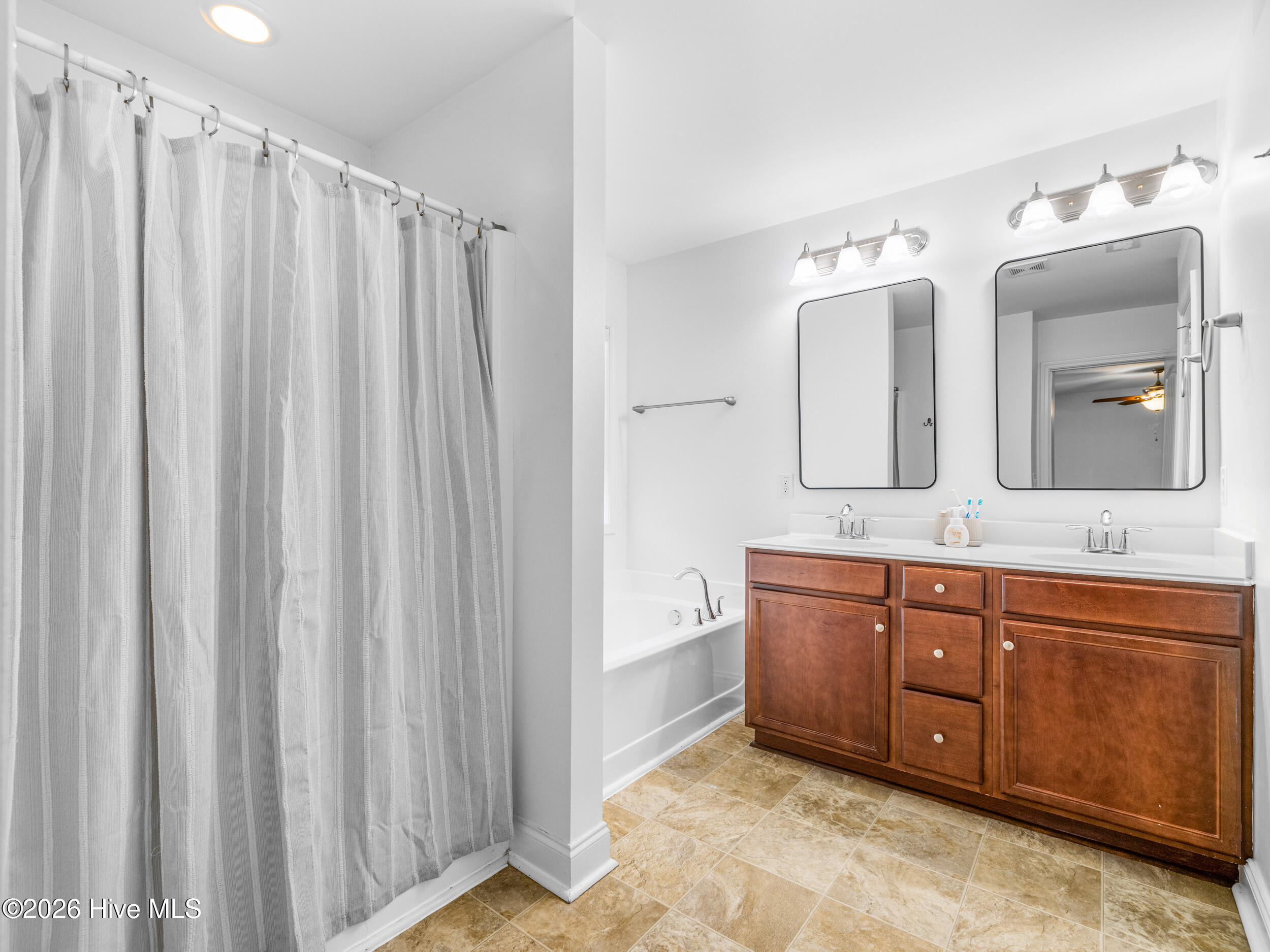 100562171 | Photo 31